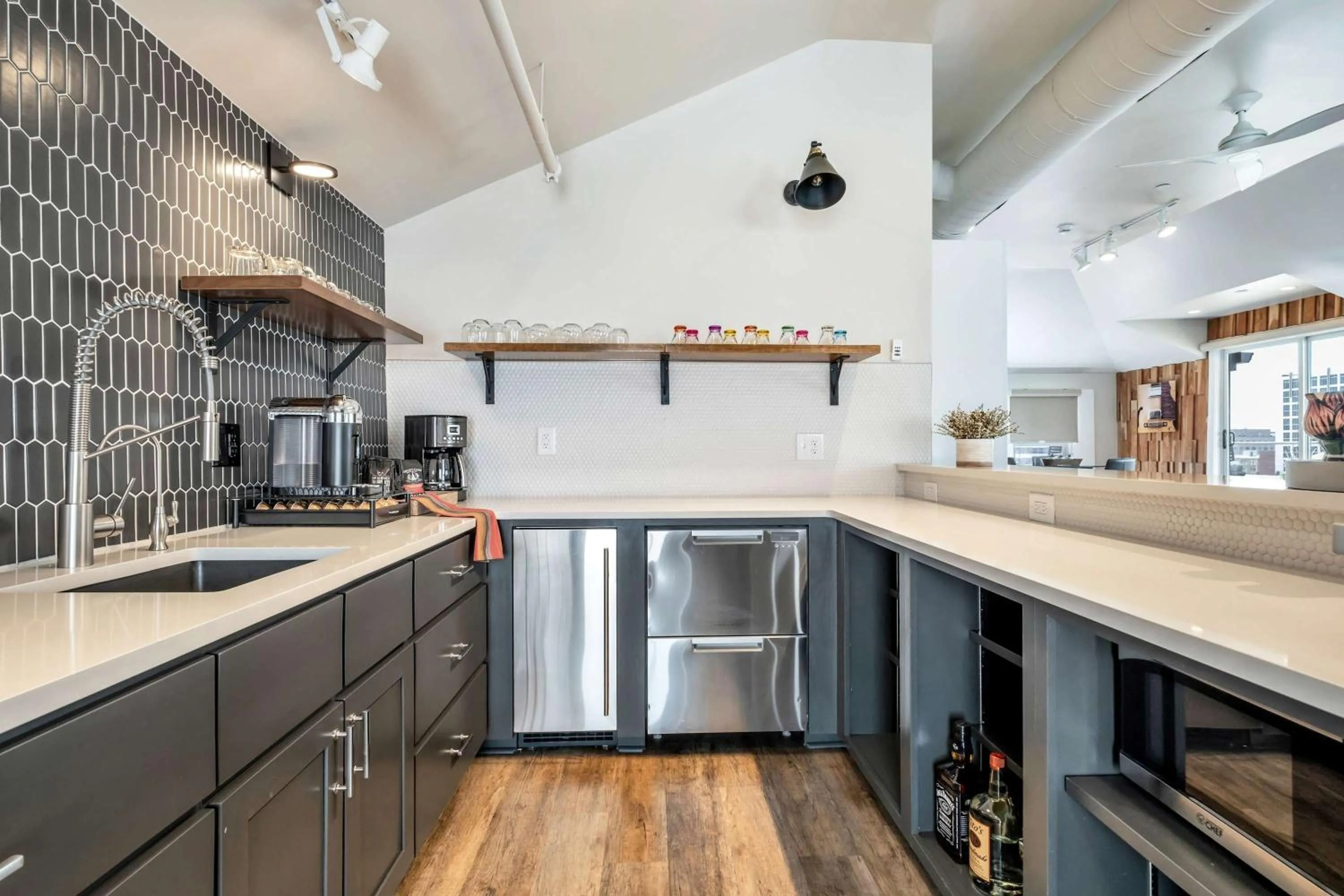 Skyline Suite with Penthouse & Rooftop Deck 6BR by Maddox Hotel