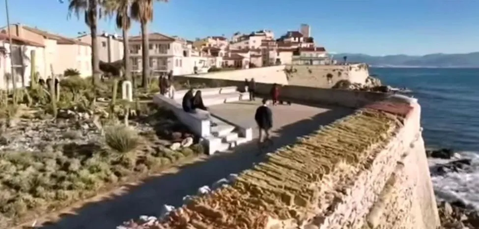 Vue mer et remparts. Entre vieille ville et plages