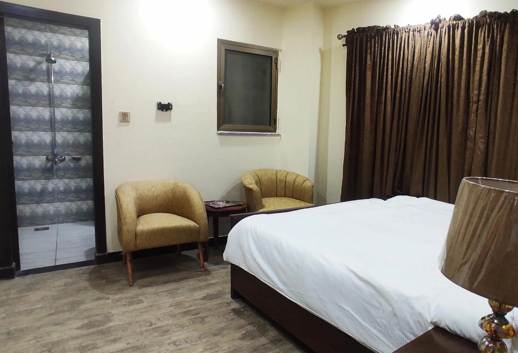 Shower, Bed in Hotel Daffodils