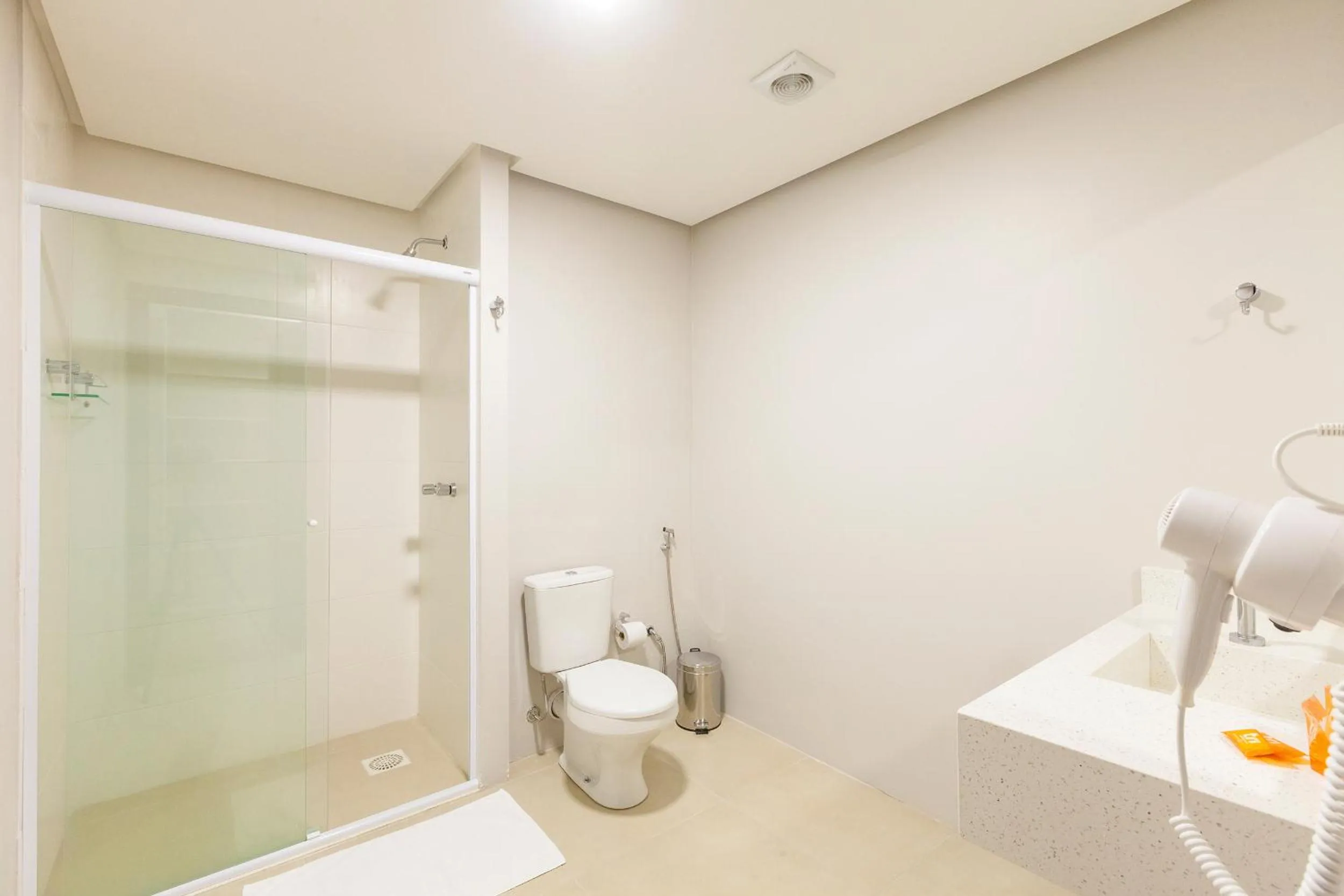 Toilet in Tri Hotel Antônio Prado