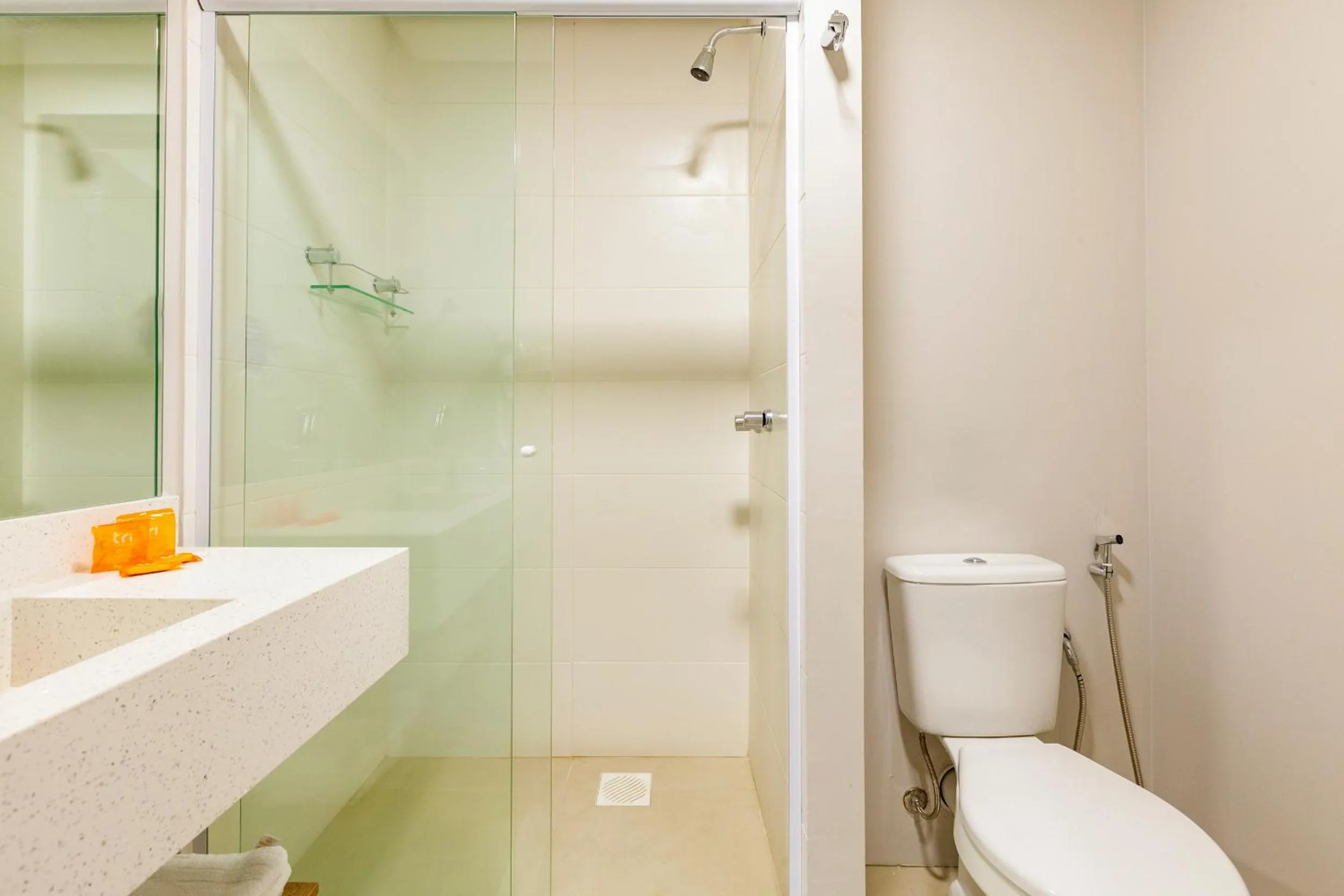 Toilet in Tri Hotel Antônio Prado