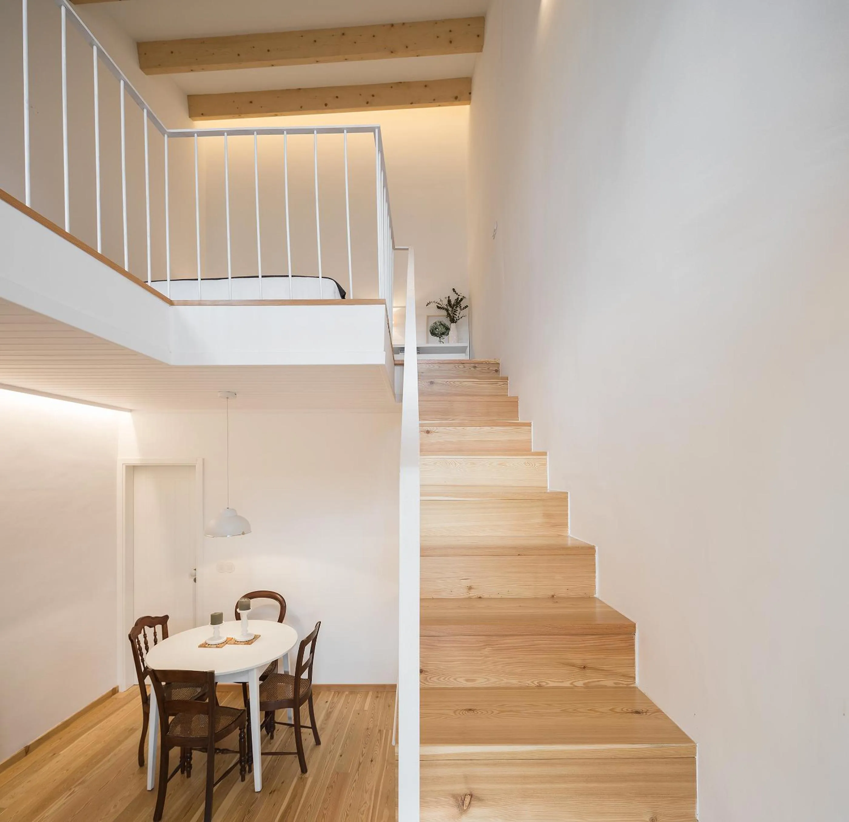 Dining area in Casas Rossio by Casas com Estória Boutique Houses