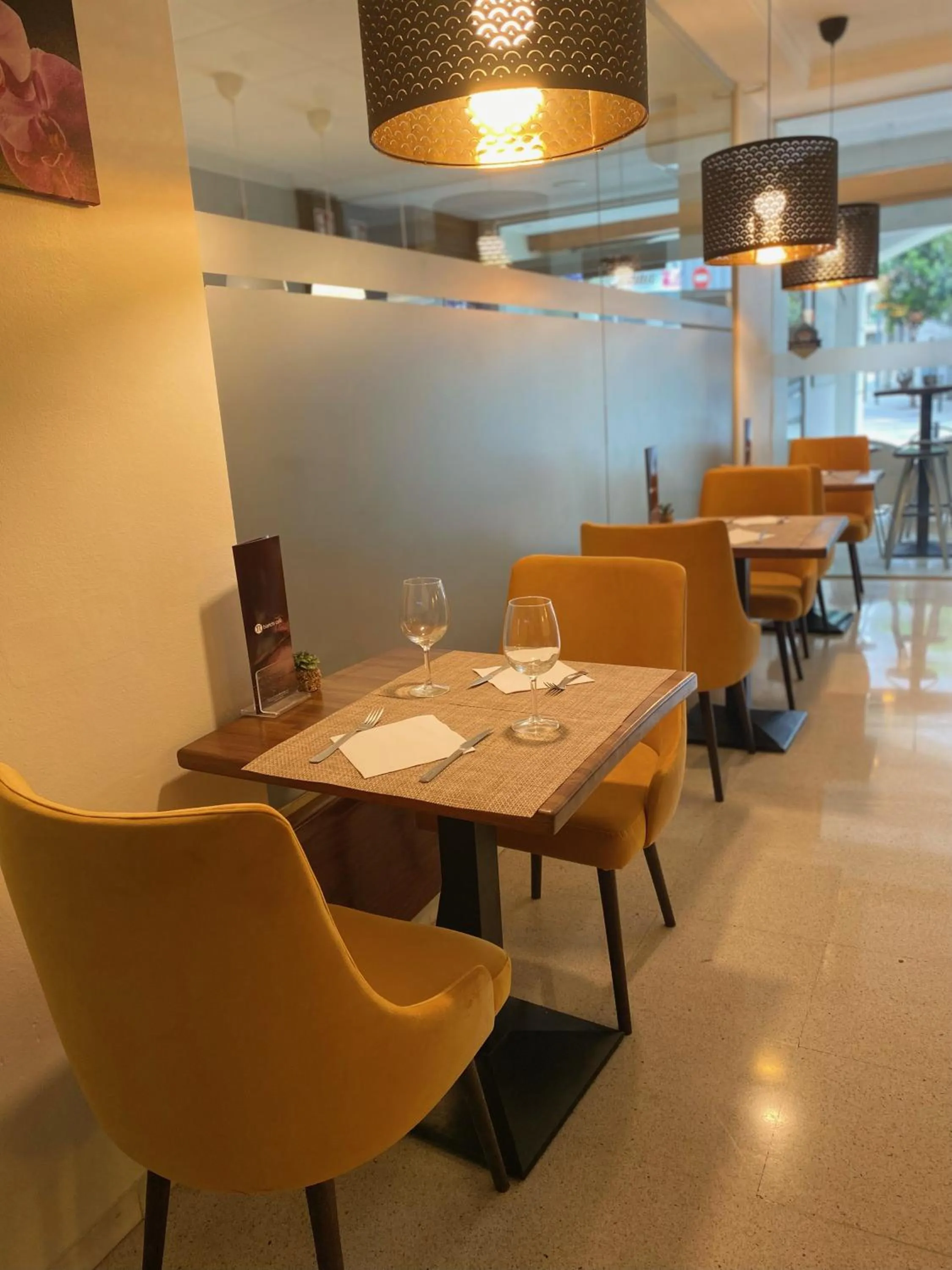 Restaurant/places to eat in Hotel Norai