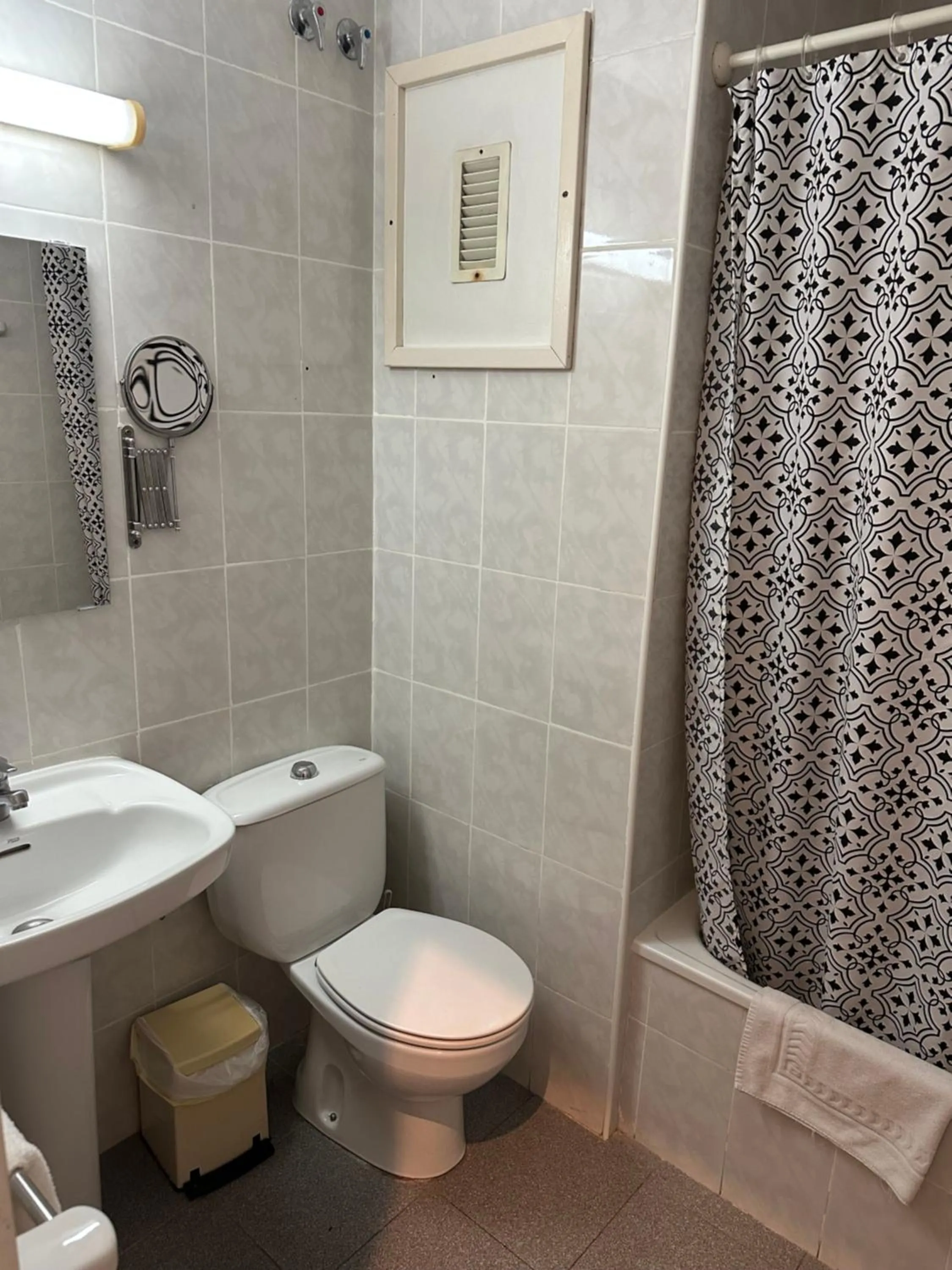 Shower in Hotel Norai