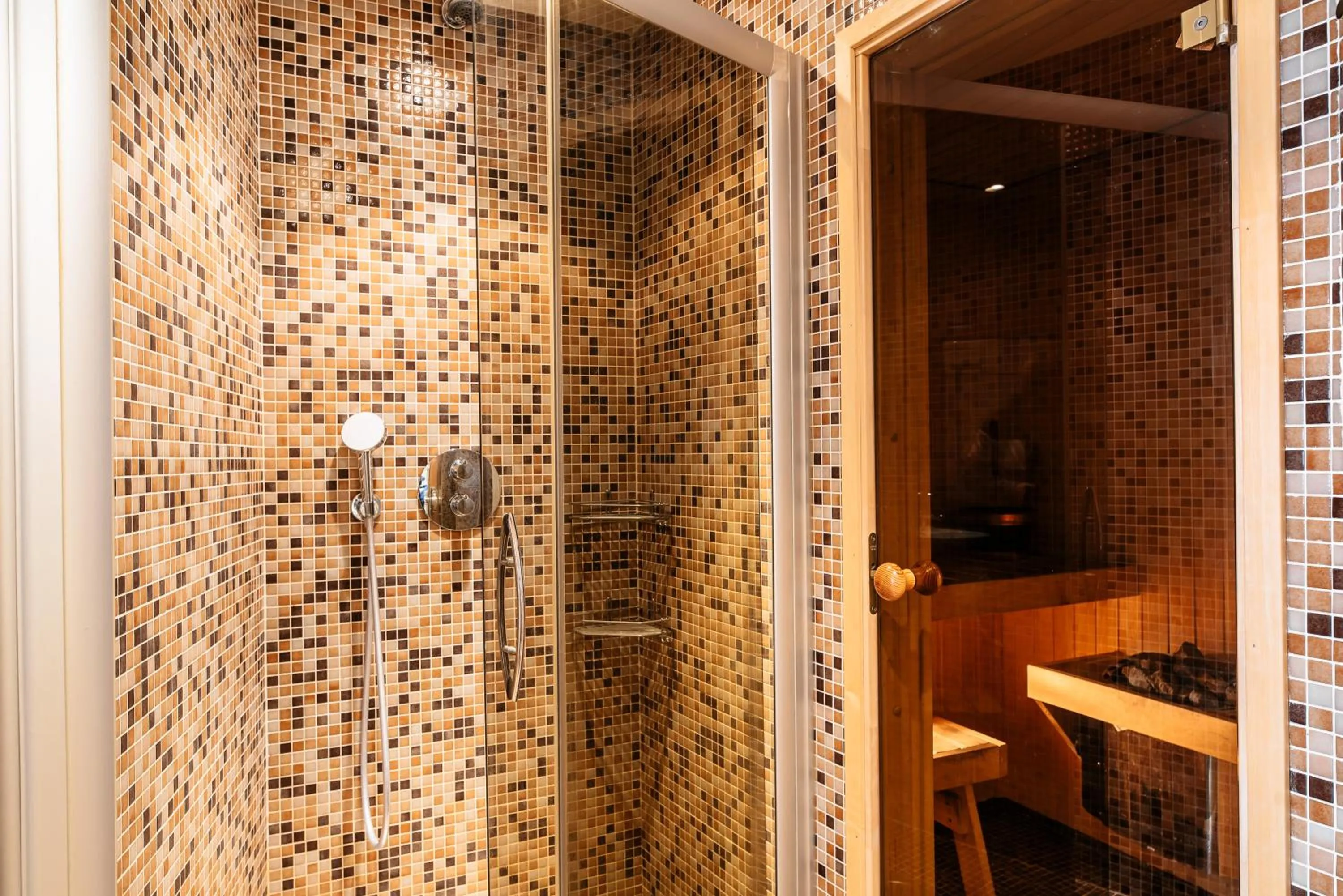 Shower in AirHome - Golden Fish