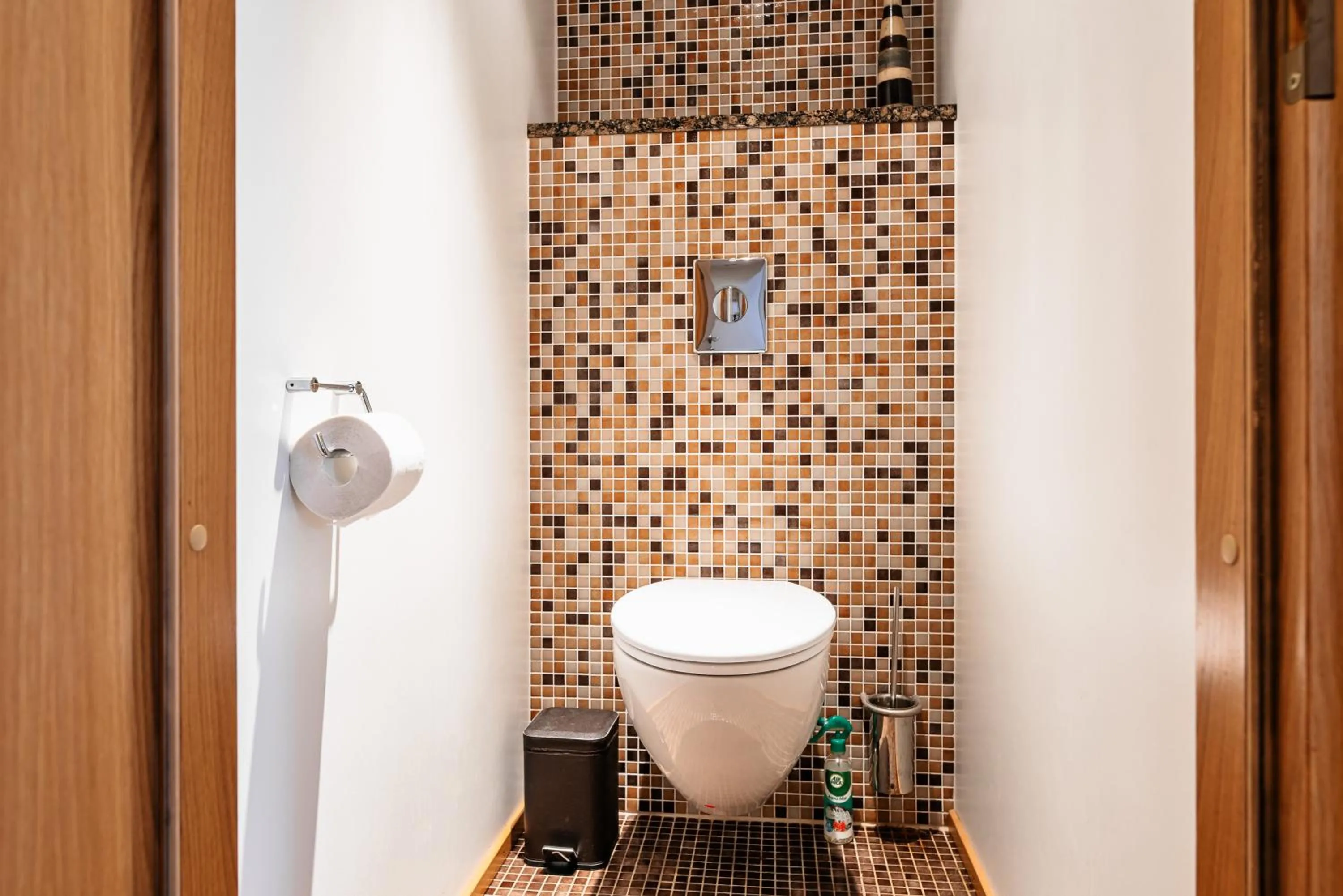 Toilet in AirHome - Golden Fish