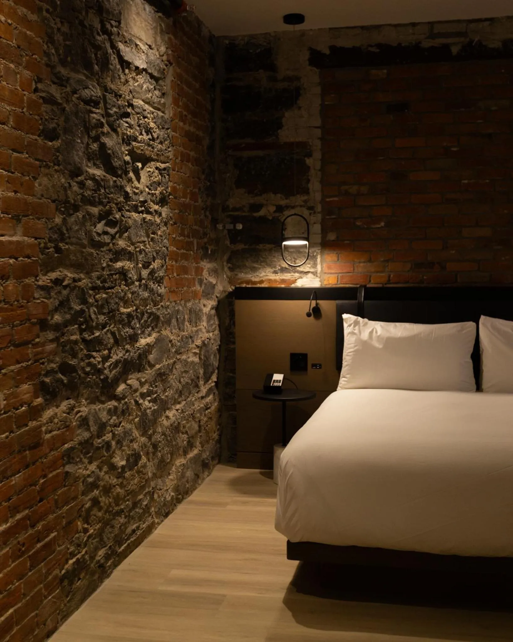 Bed in Le Petit Hotel Notre Dame