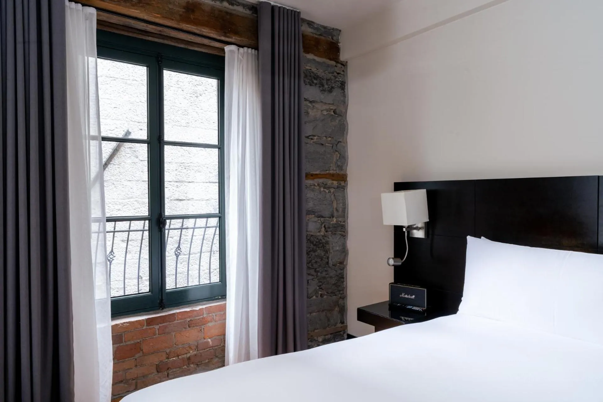 Bed in Le Petit Hotel Notre Dame