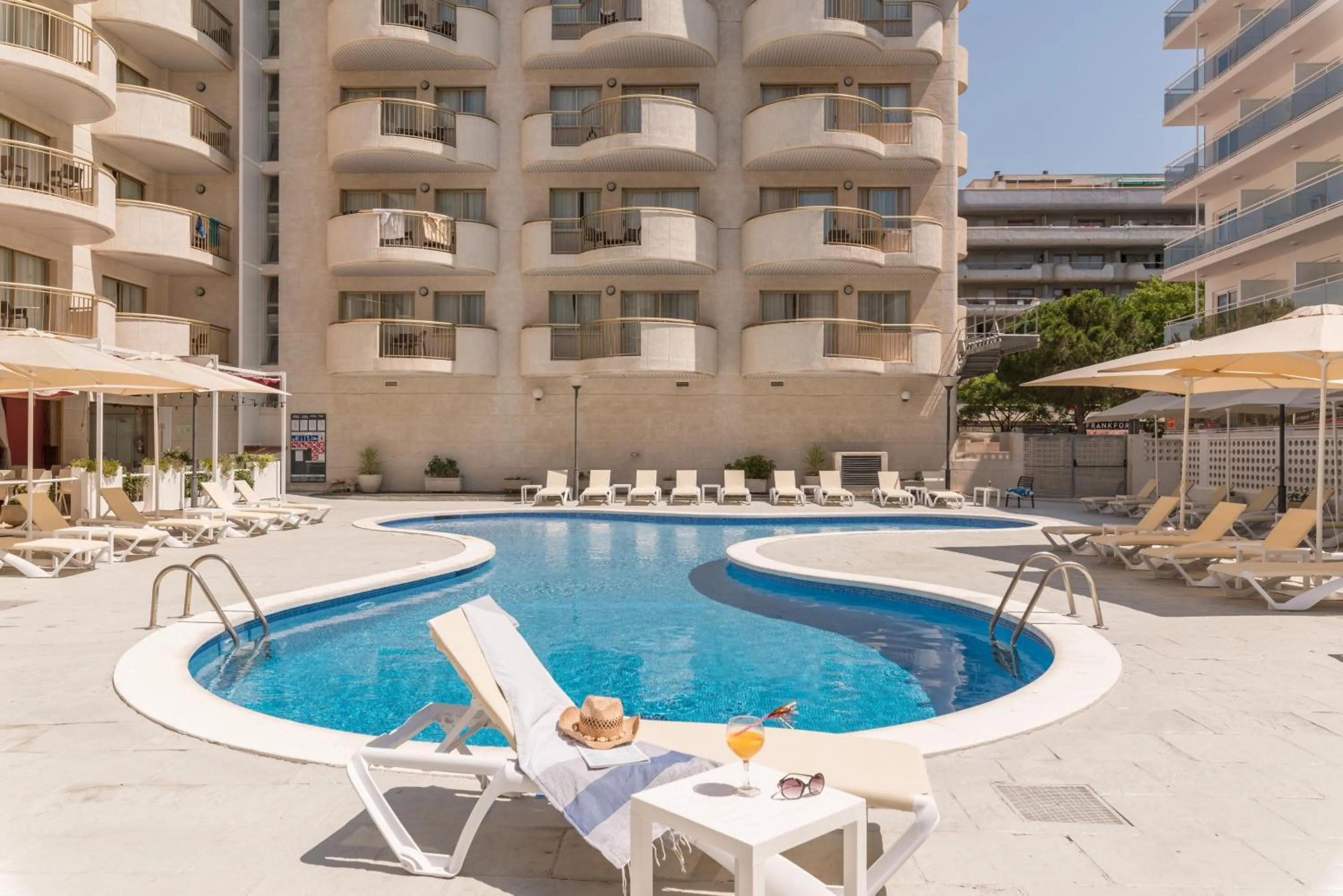 Swimming pool in Hotel Salou Beach Family Rentalmar
