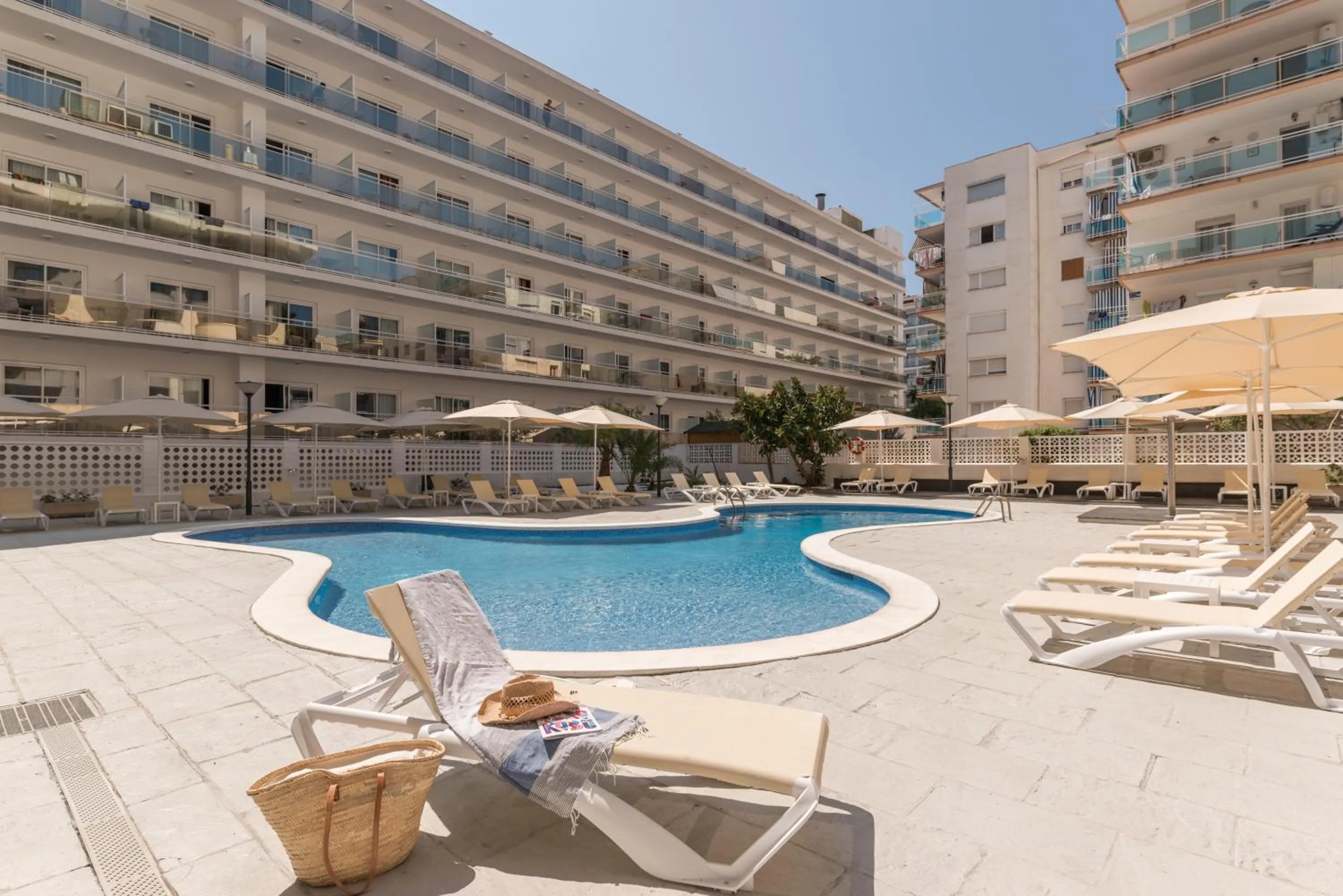 Swimming pool in Hotel Salou Beach Family Rentalmar