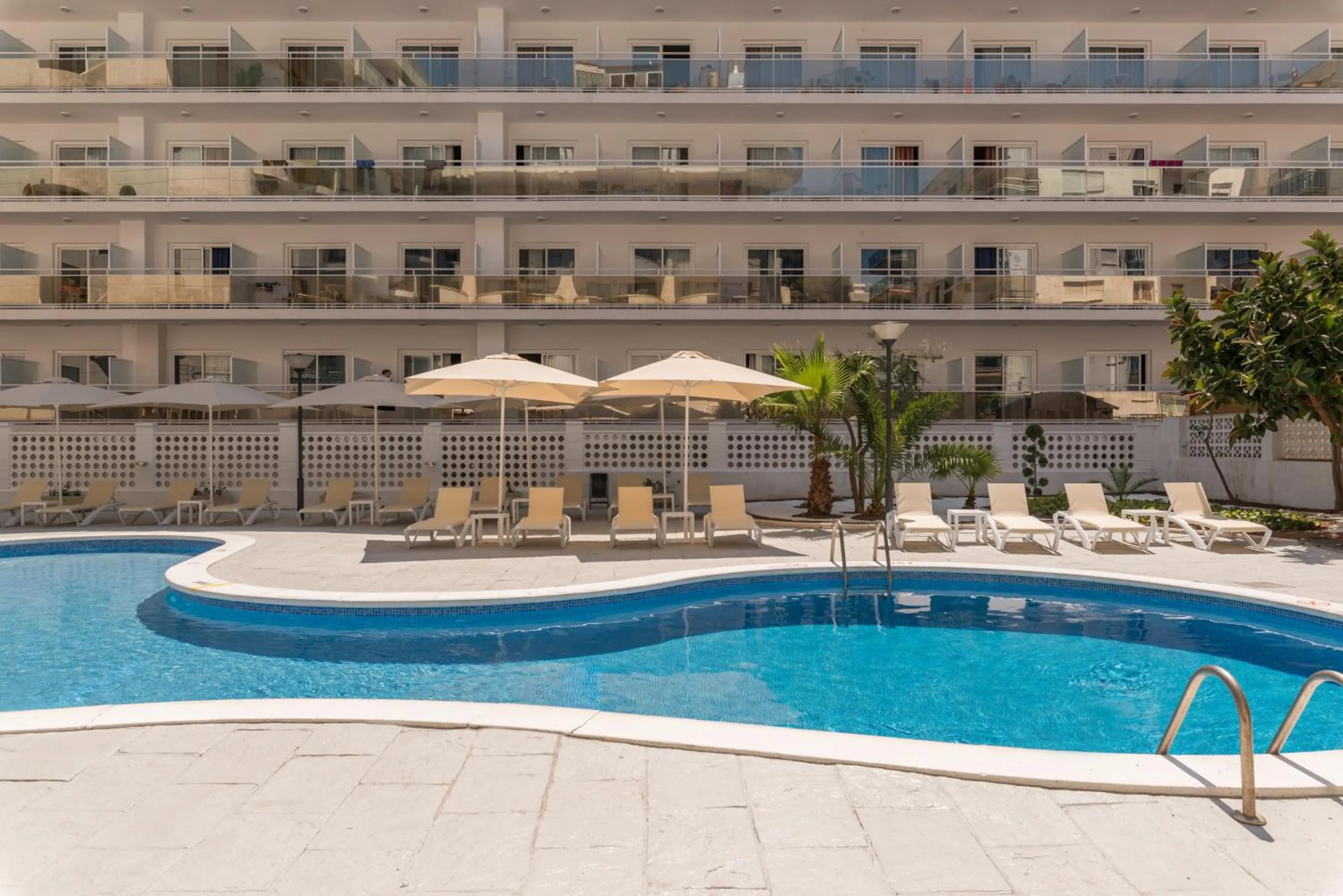 Swimming pool in Hotel Salou Beach Family Rentalmar