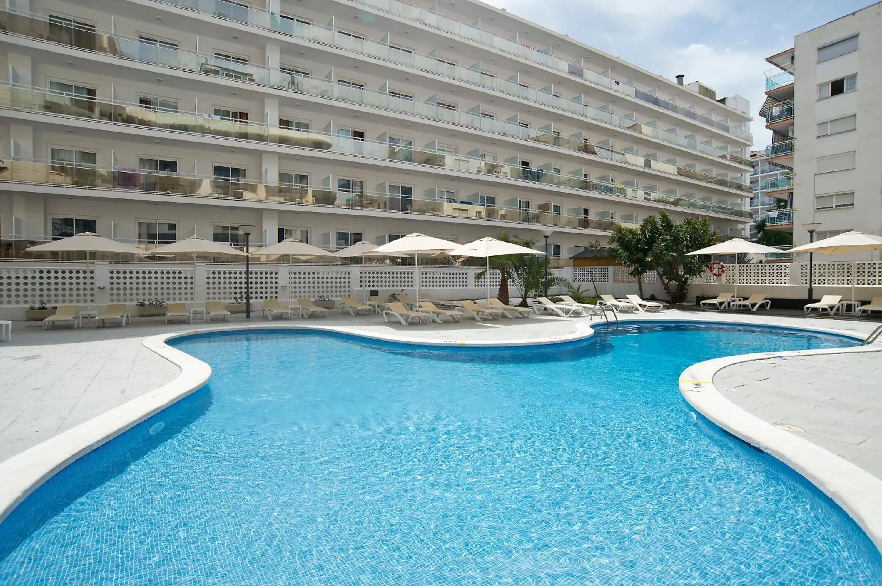 Swimming pool in Hotel Salou Beach Family Rentalmar Swimming pool in Hotel Salou Beach Family Rentalmar
