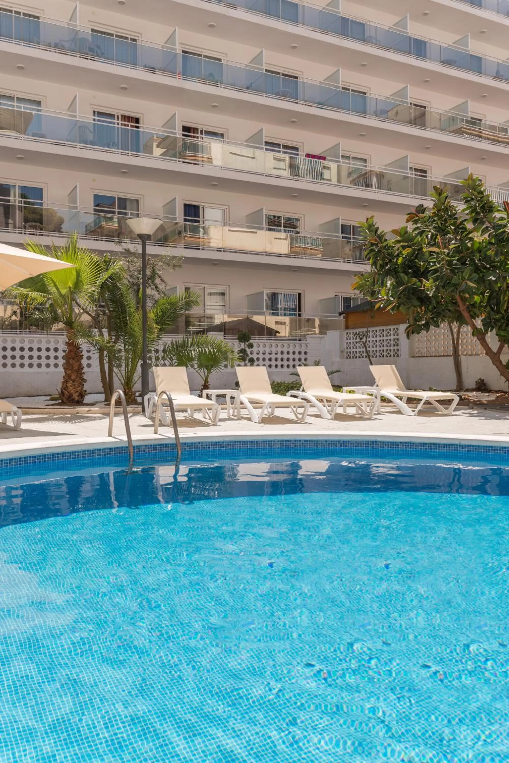 Swimming pool in Hotel Salou Beach Family Rentalmar