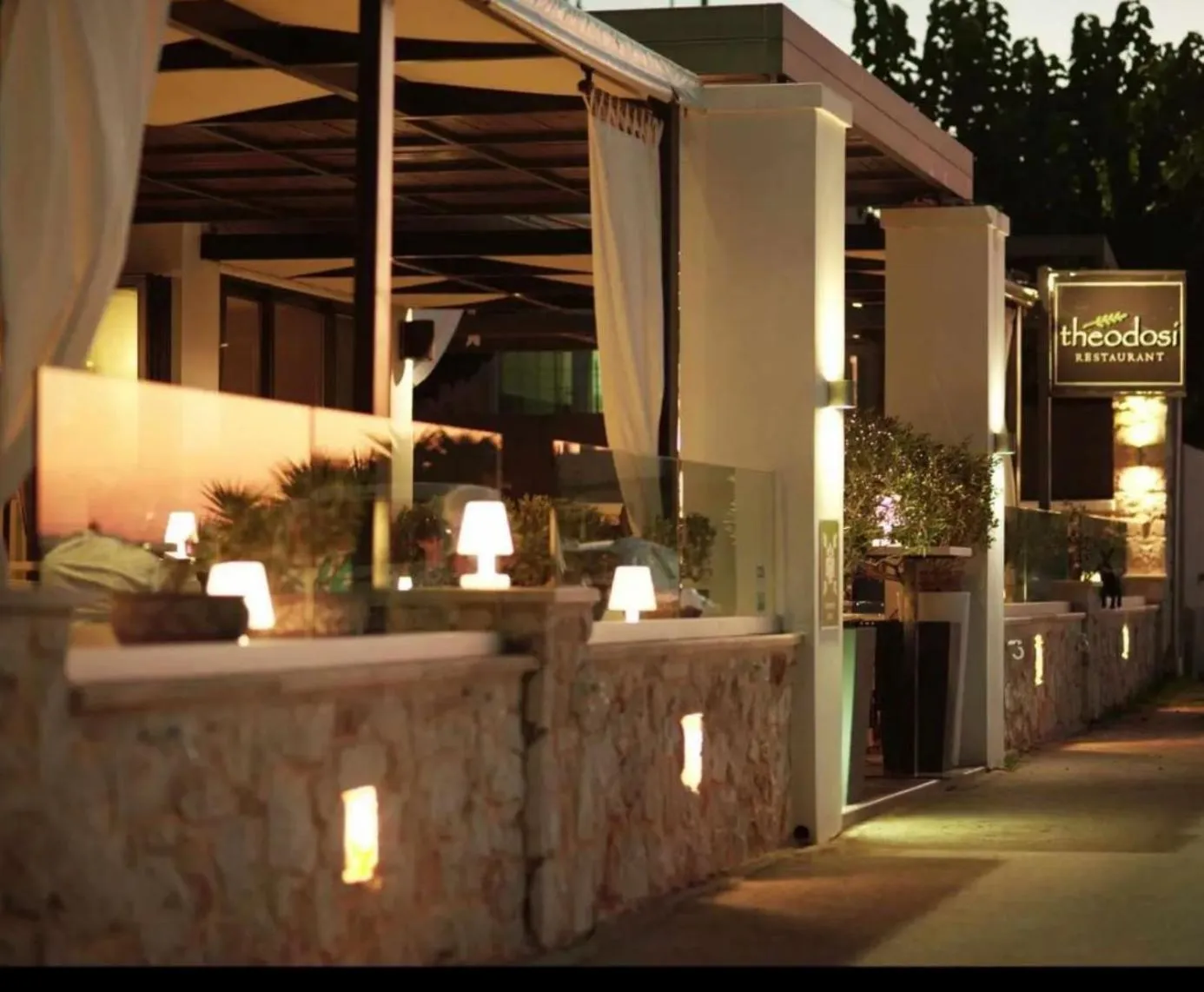 Restaurant/places to eat in Alexis Hotel