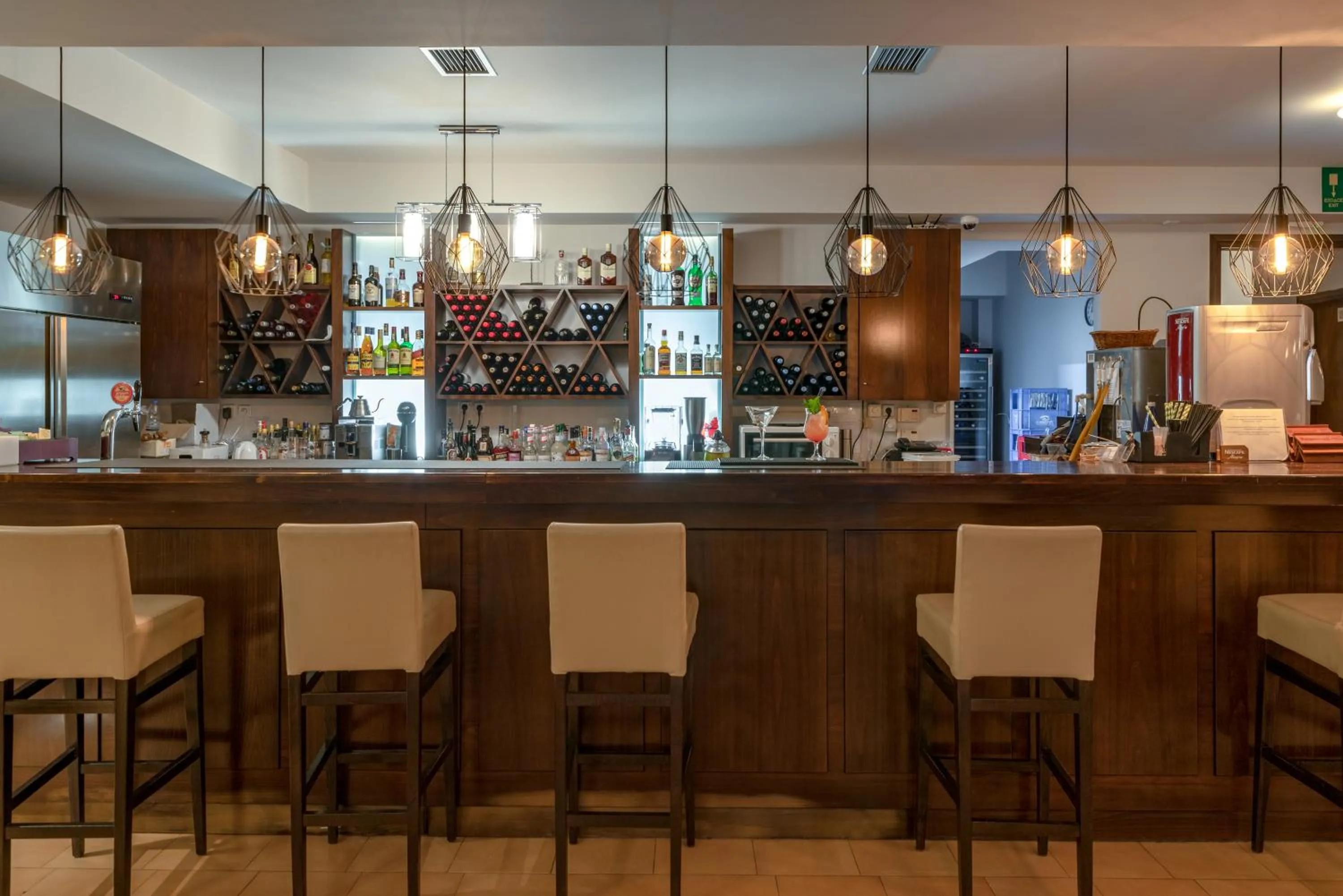 Restaurant/places to eat in Alexis Hotel