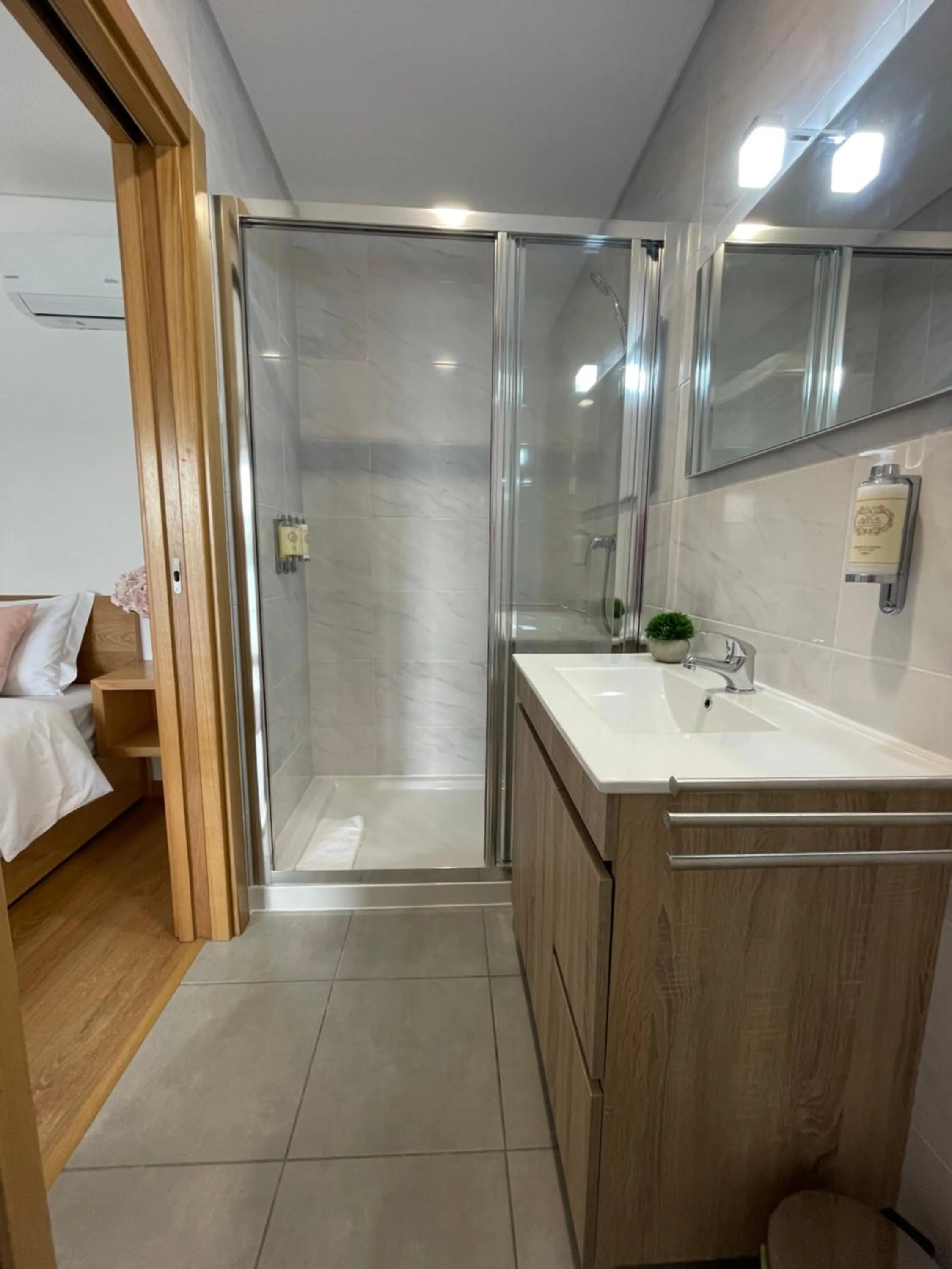 Shower, Bed in Alojamento Jasmine