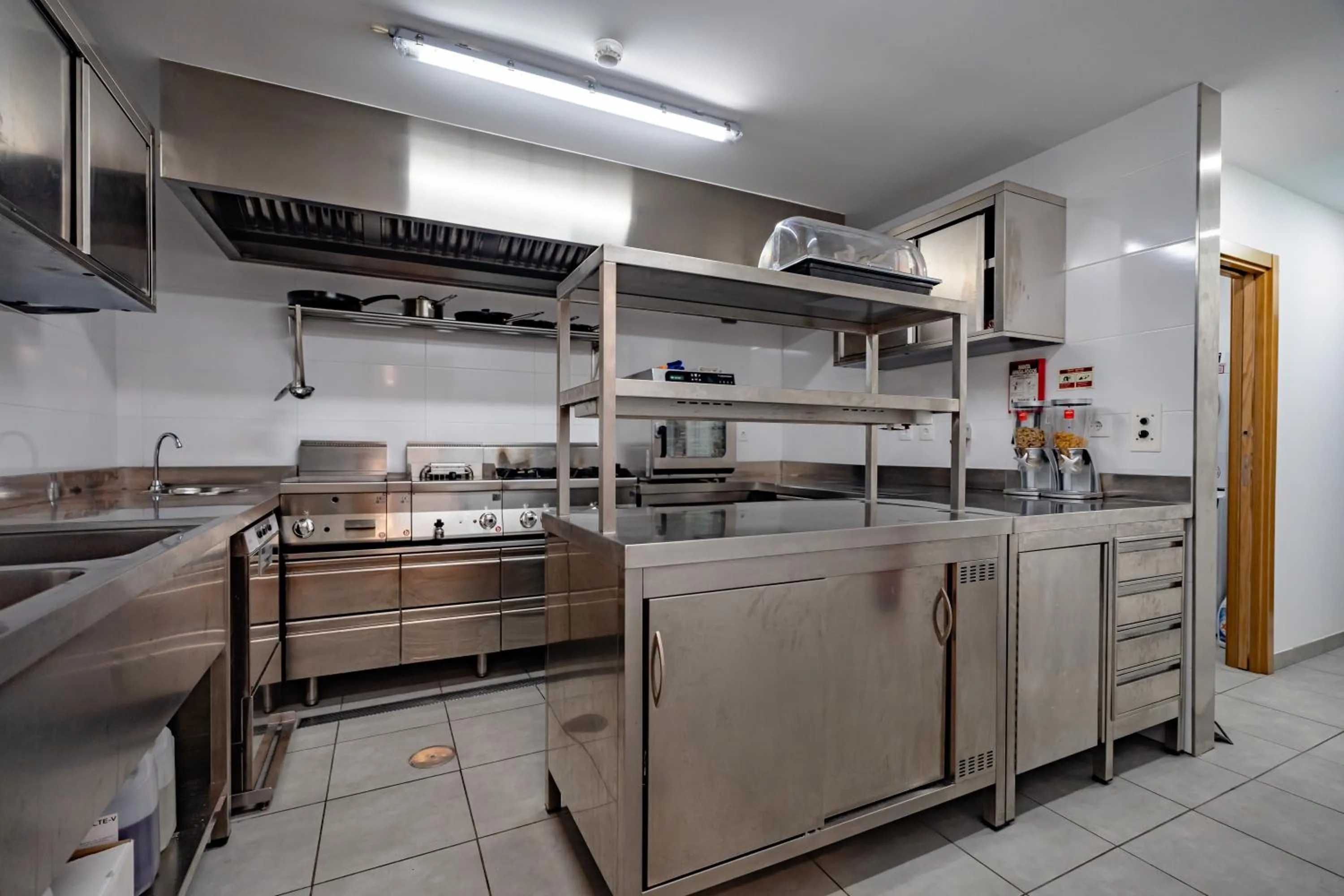 Kitchen or kitchenette in Alojamento Jasmine