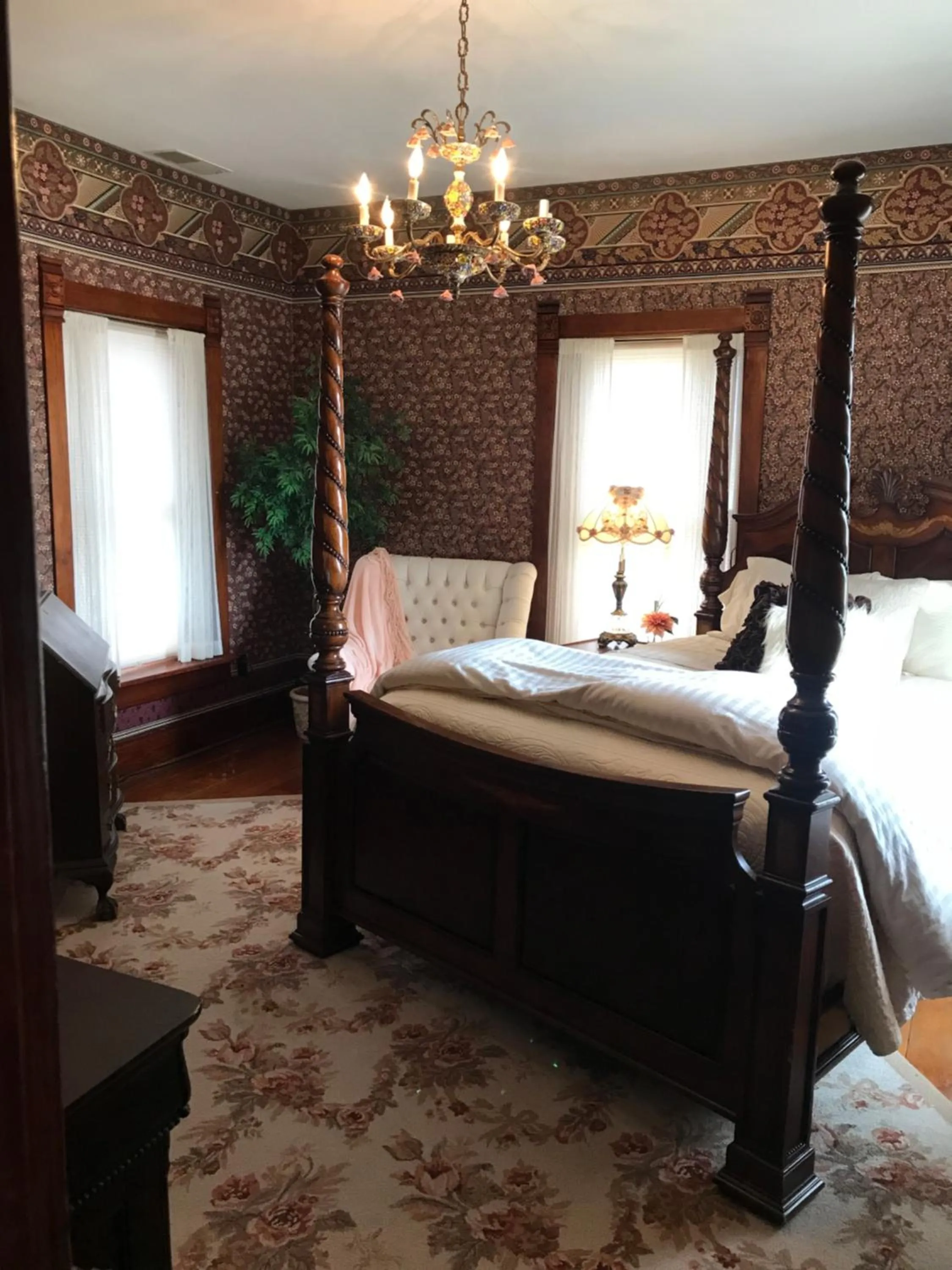 Bedroom, Bed in The Nauvoo Grand Bed & Breakfast