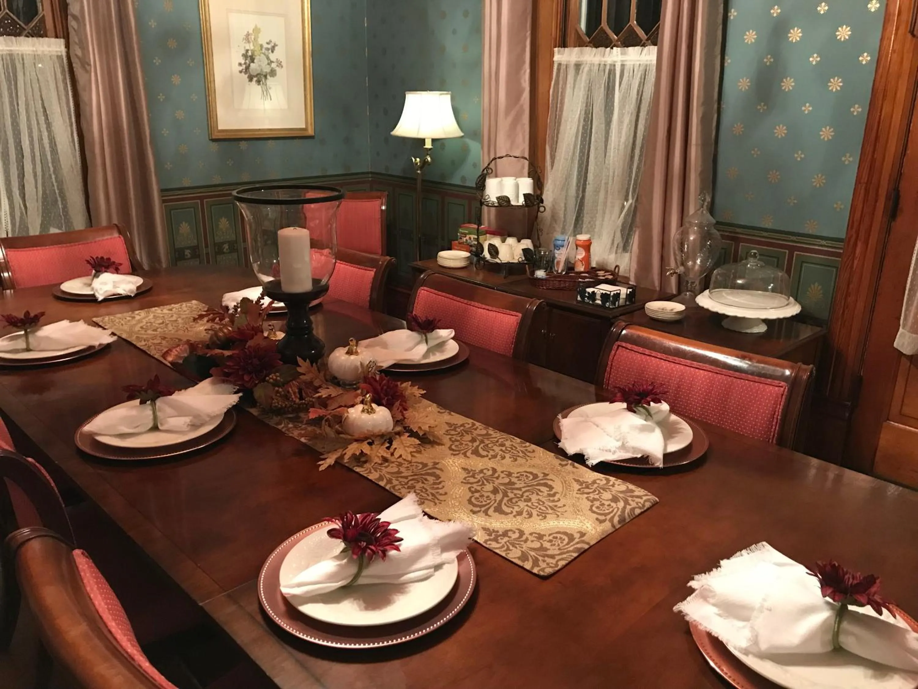 Dining area in The Nauvoo Grand Bed & Breakfast