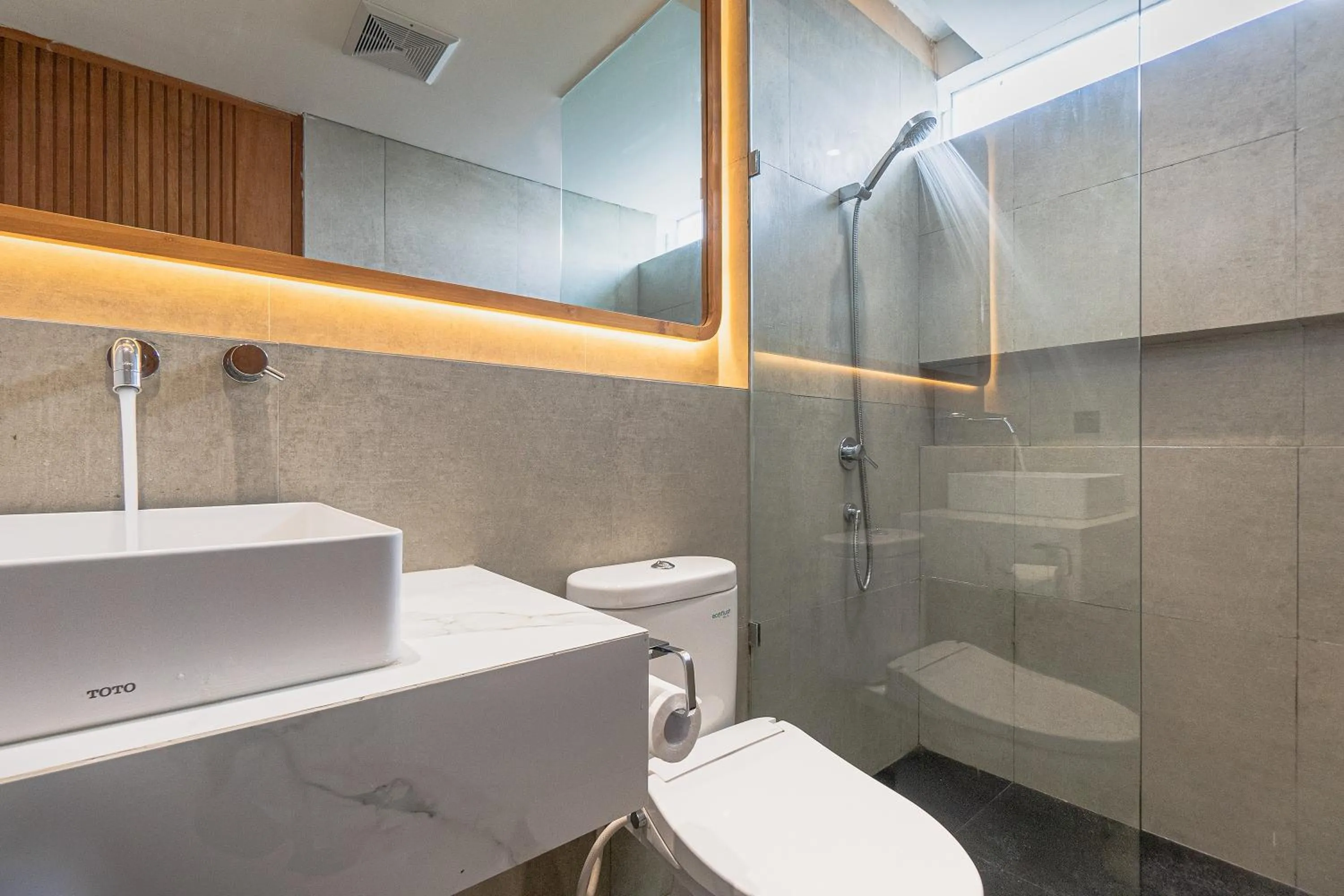 Shower in Forseti Athena