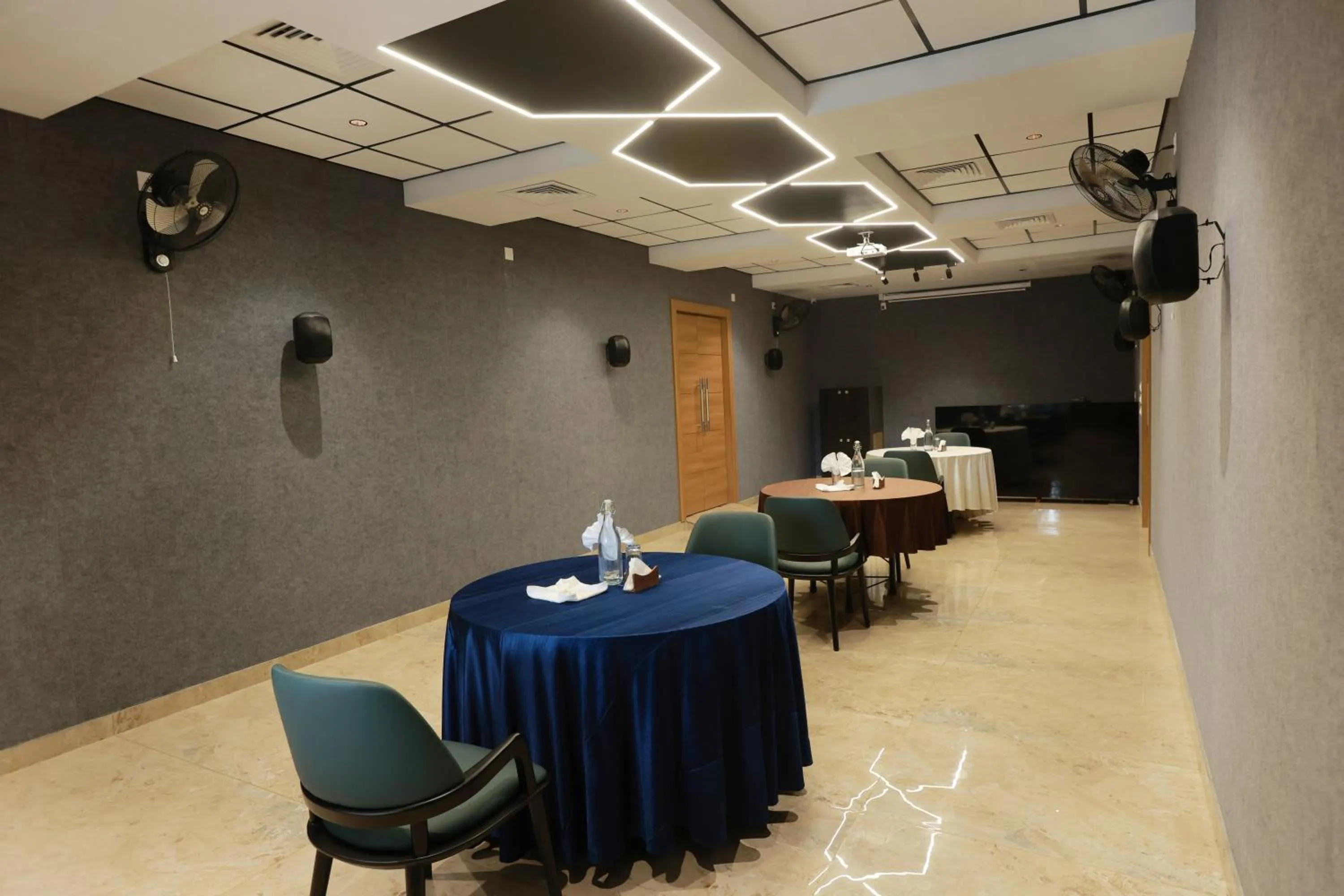 Restaurant/places to eat in CMK HABITAT CENTRE