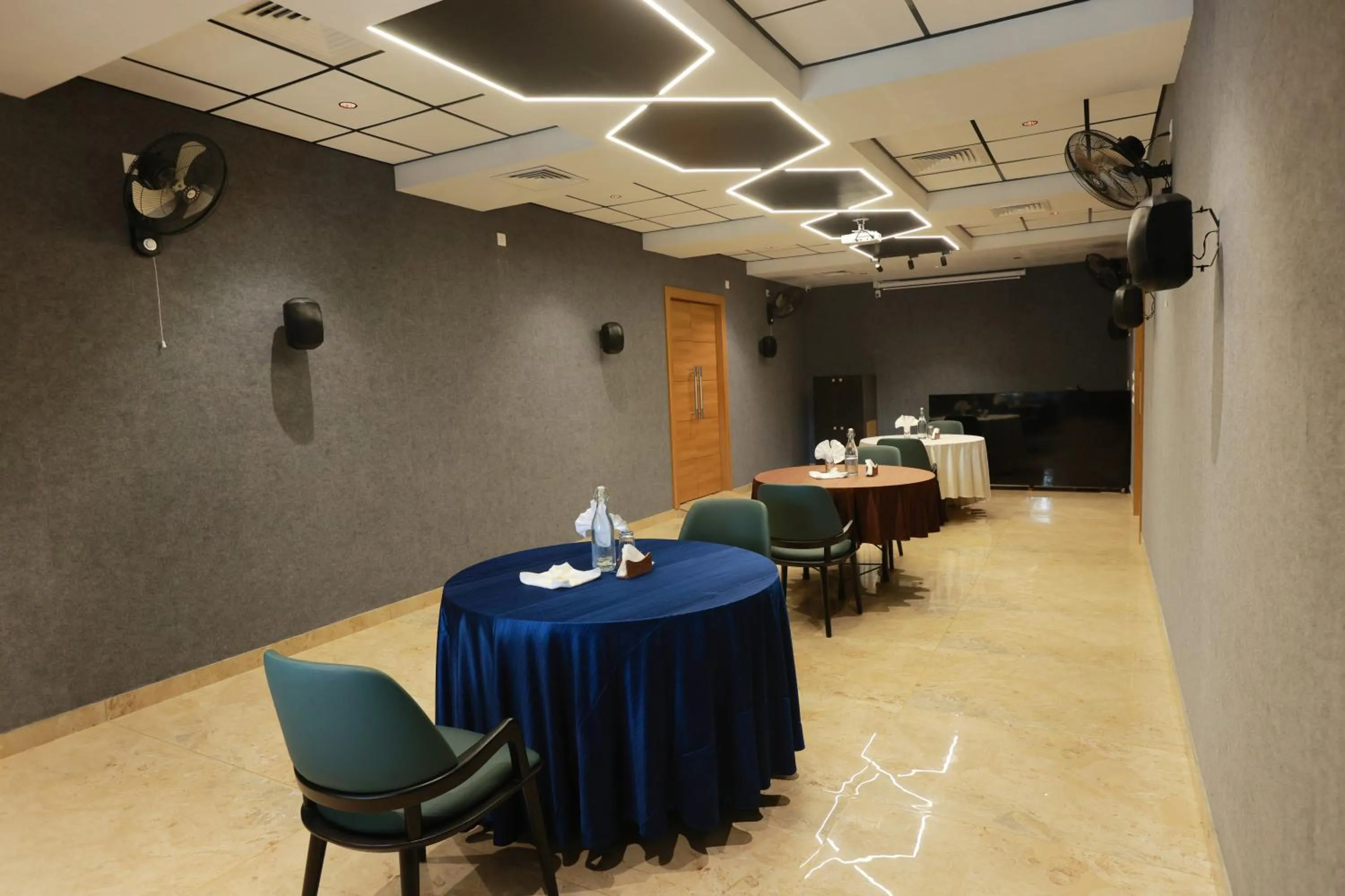 Restaurant/places to eat in CMK HABITAT CENTRE