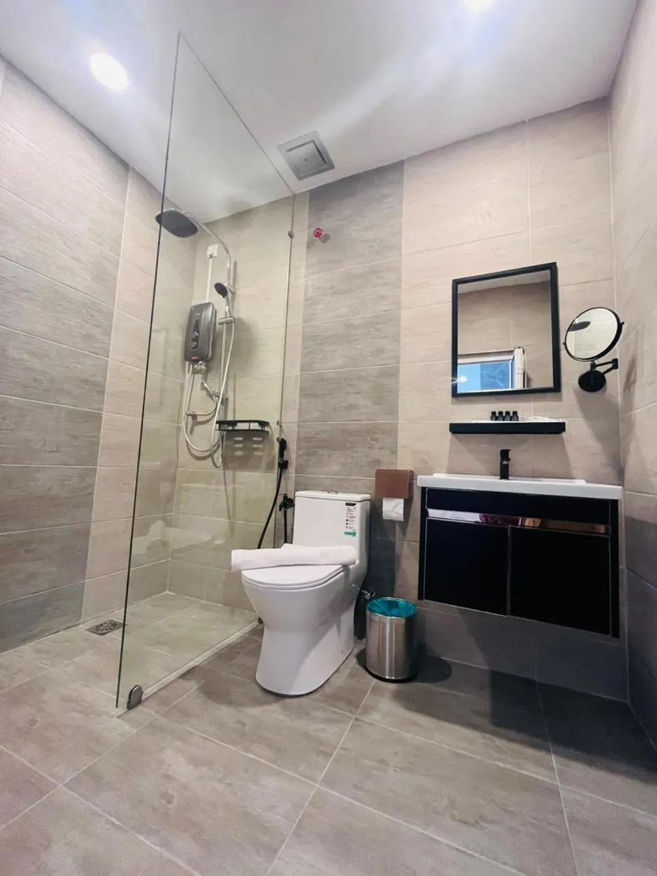 Toilet in Frazel Heritage Hotel