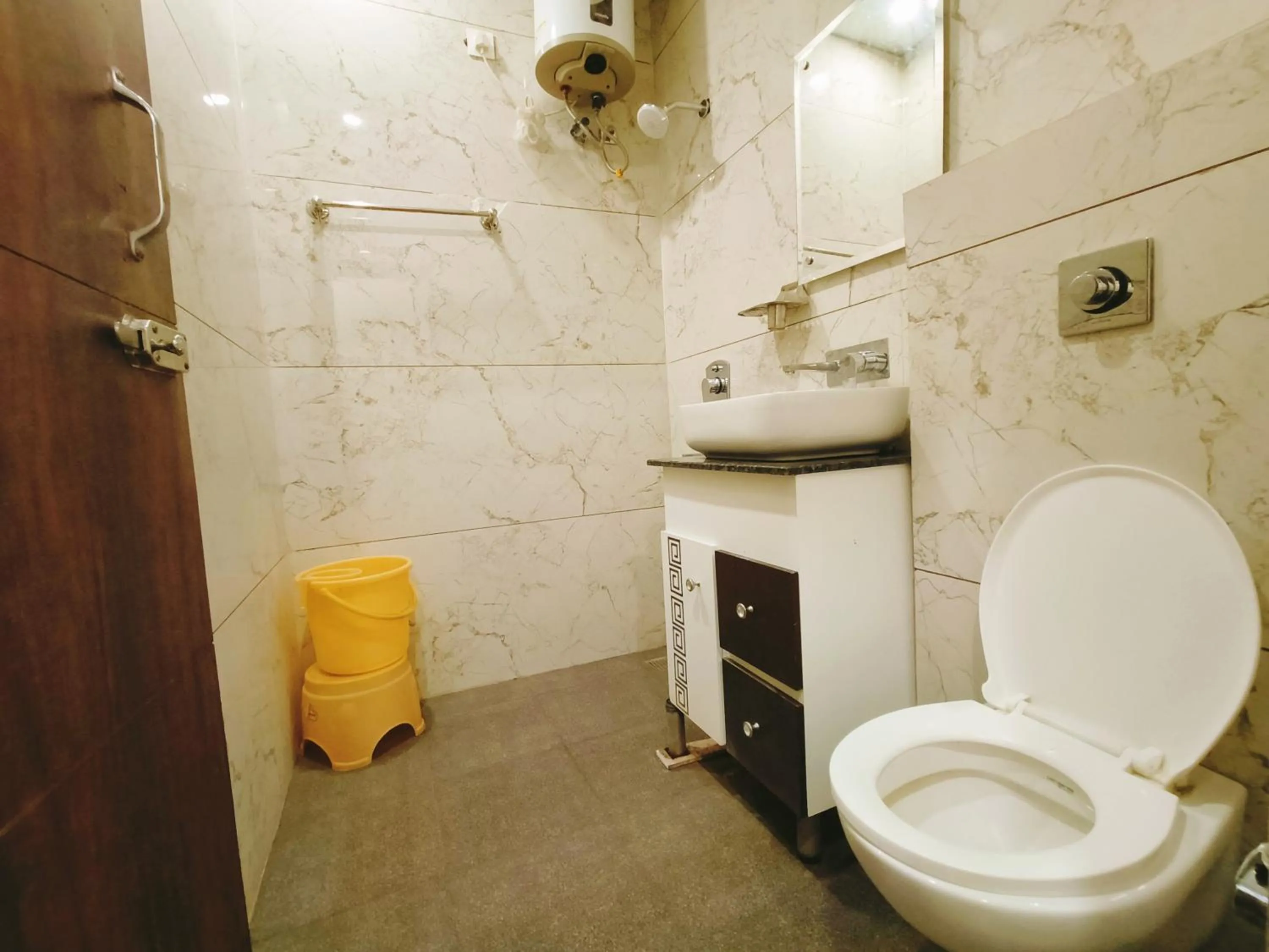 Toilet in Hotel Bansal Paradise near golden temple