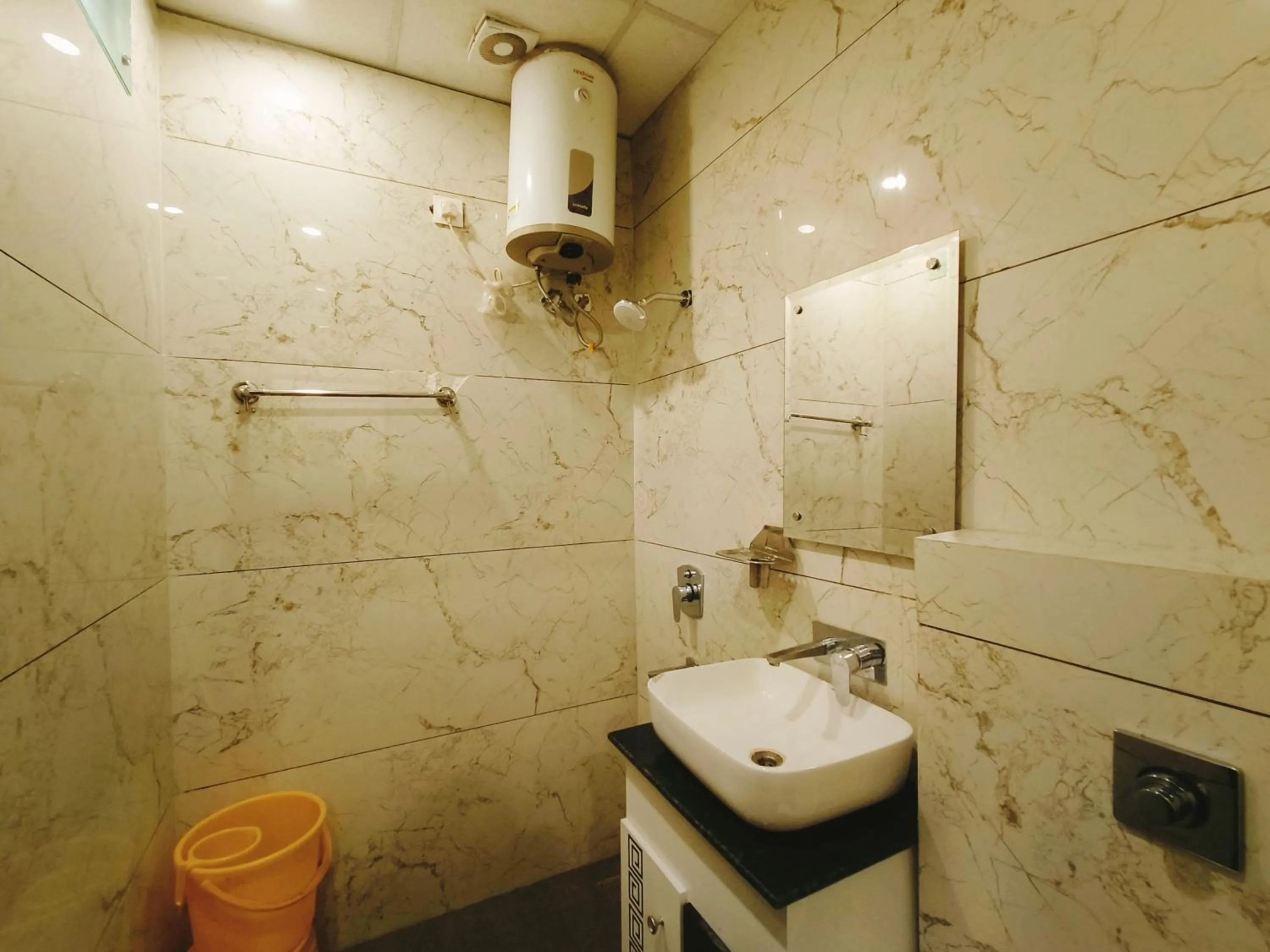 Shower in Hotel Bansal Paradise near golden temple