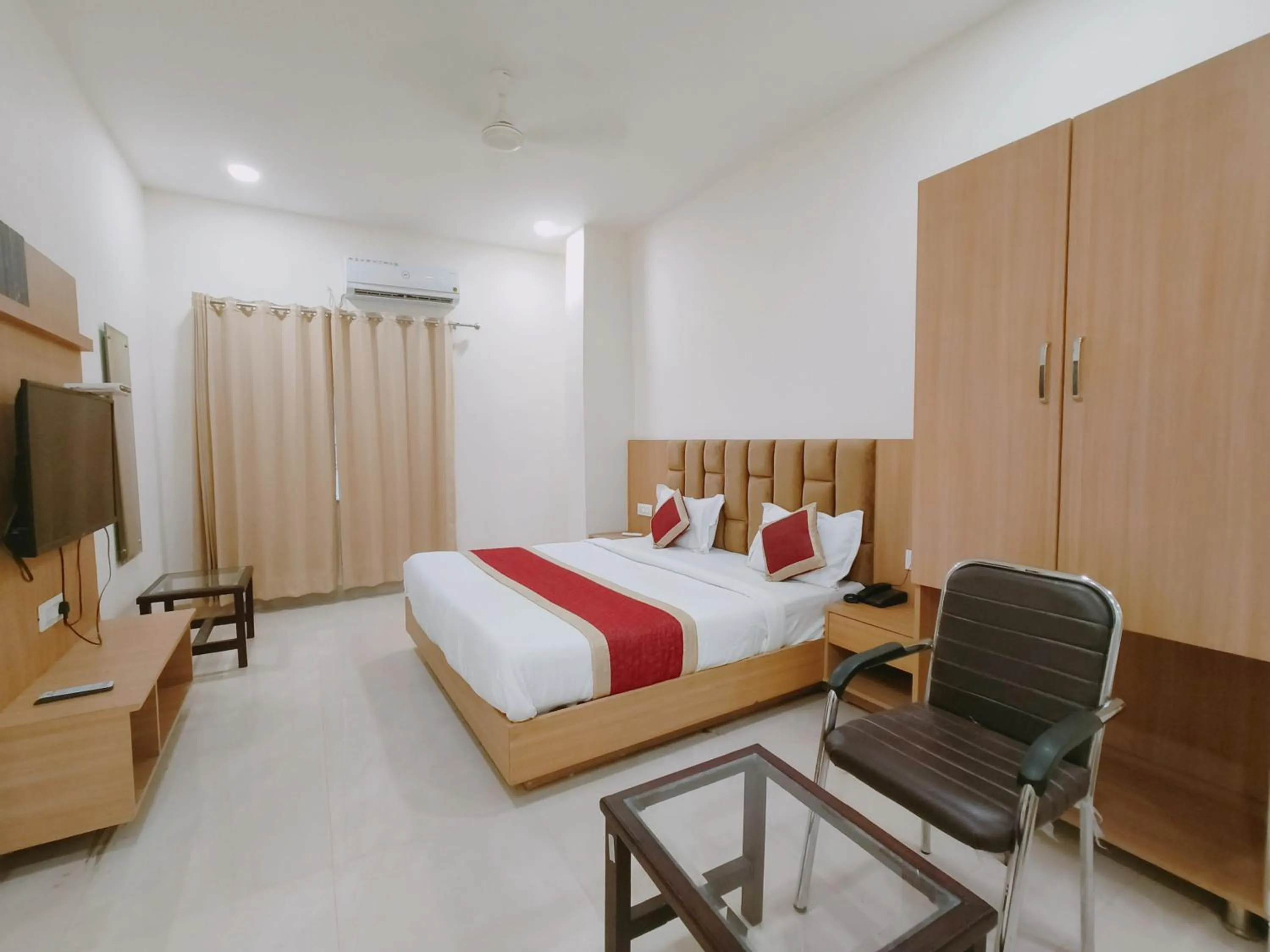 TV and multimedia, Bed in Hotel Bansal Paradise near golden temple