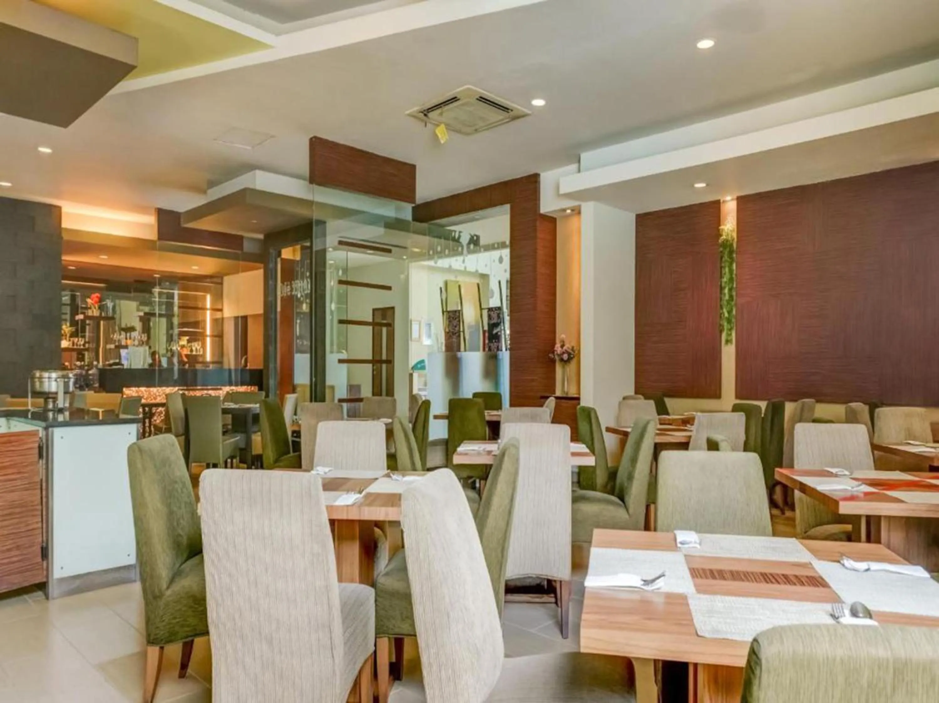 Restaurant/places to eat in Grand Cikarang Hotel