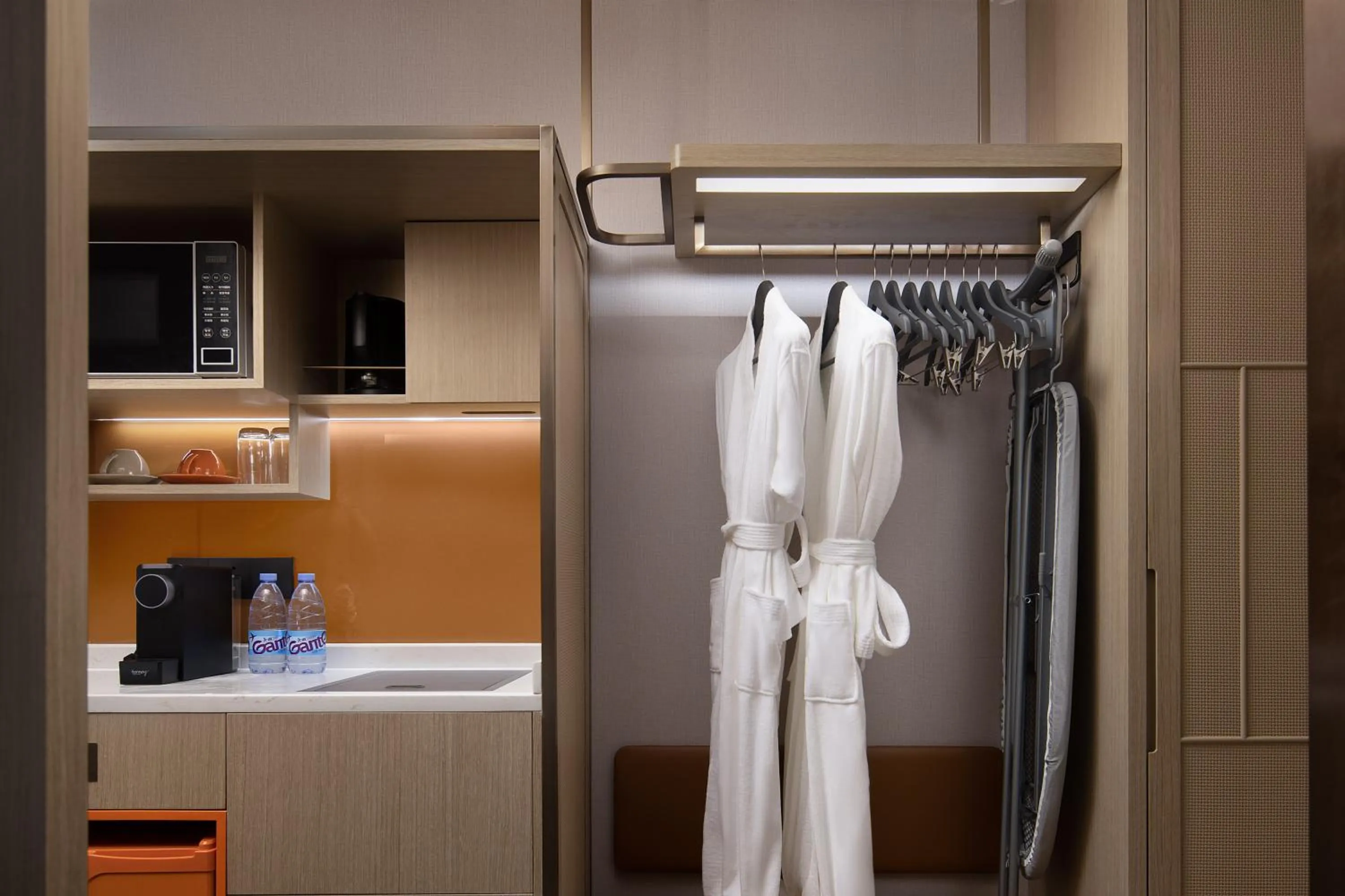 wardrobe in Home2 Suites By Hilton Wuhan Hankou Railway Station