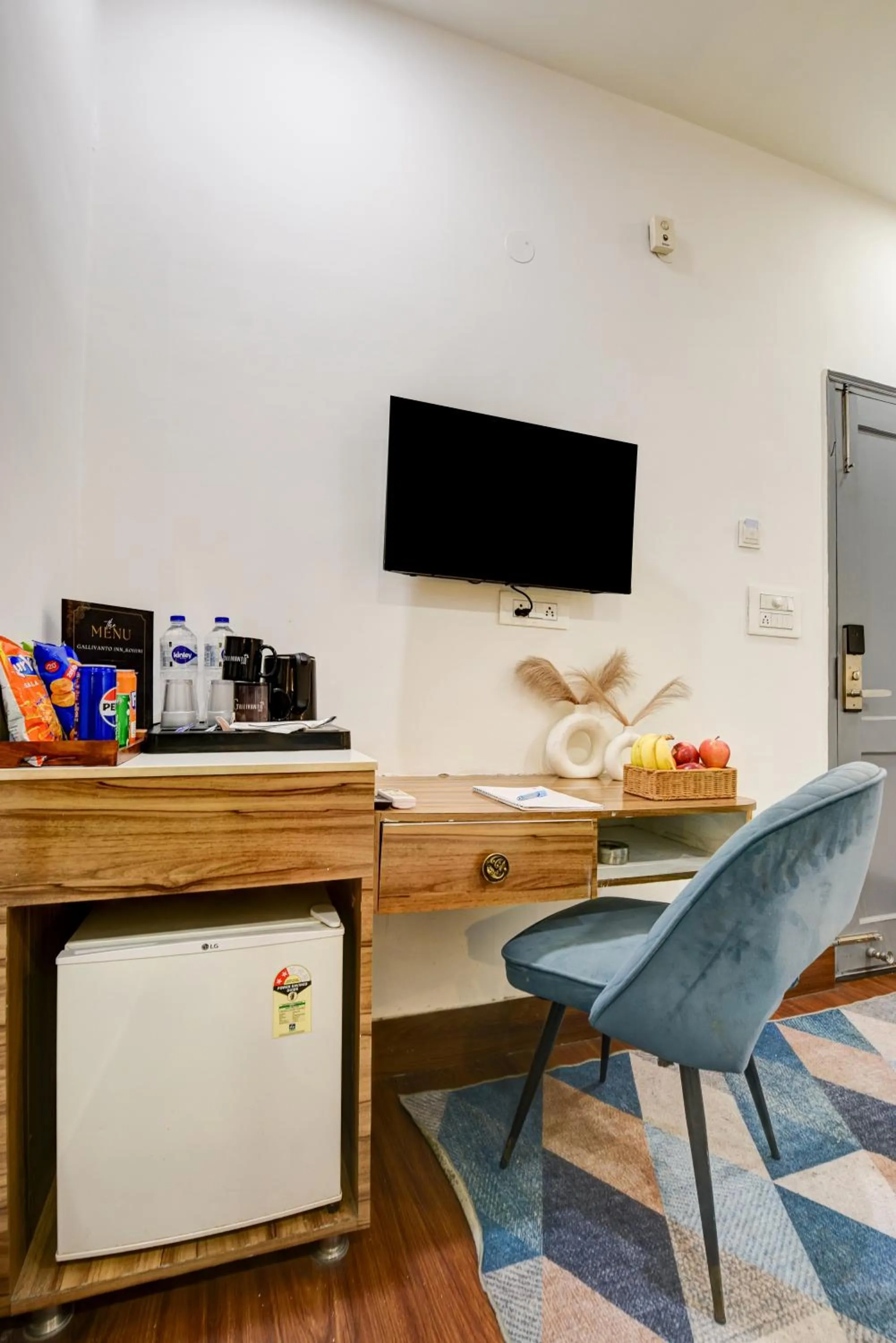 TV and multimedia in Gallivanto Inn - Rohini