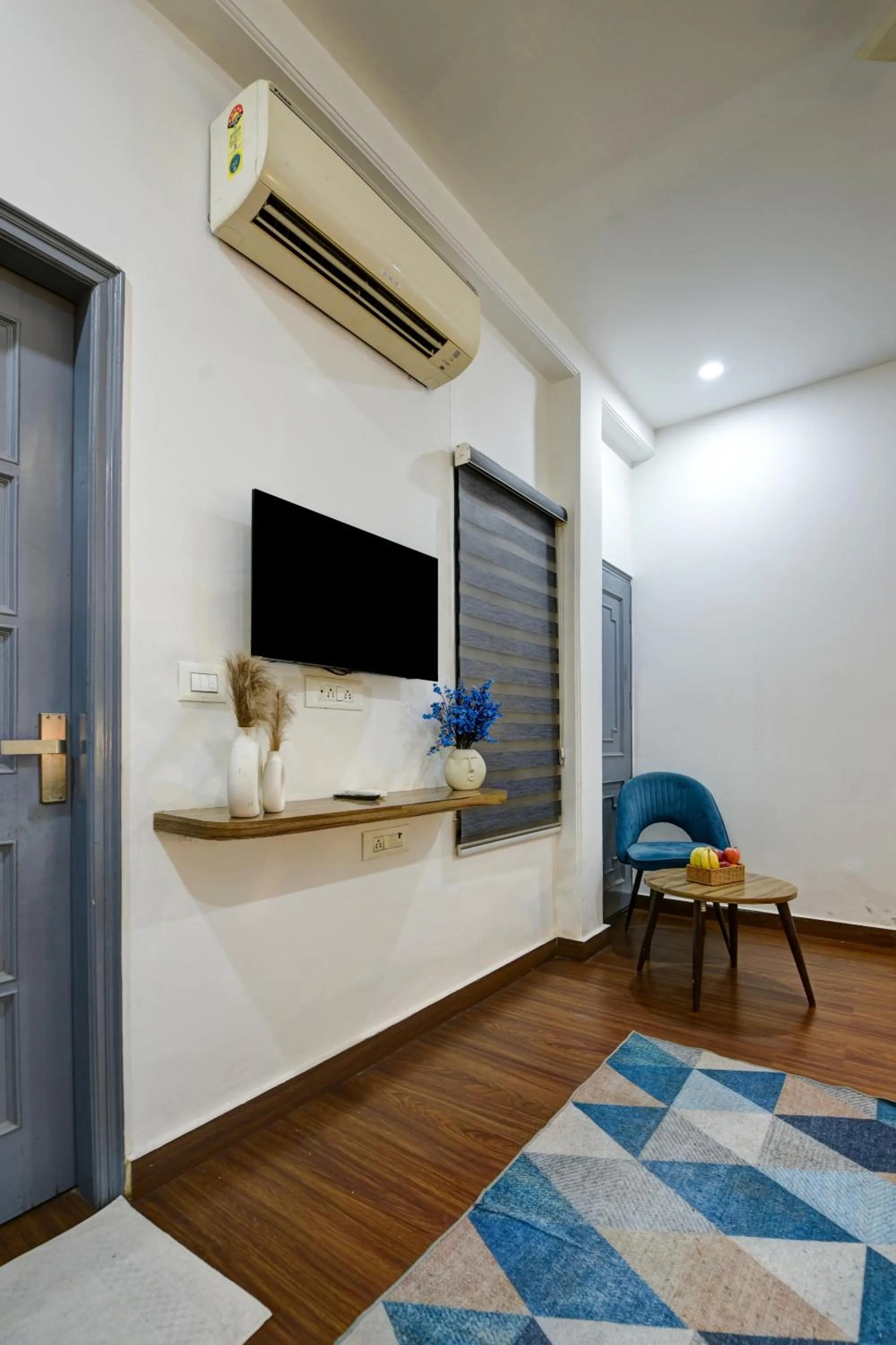 TV and multimedia in Gallivanto Inn - Rohini