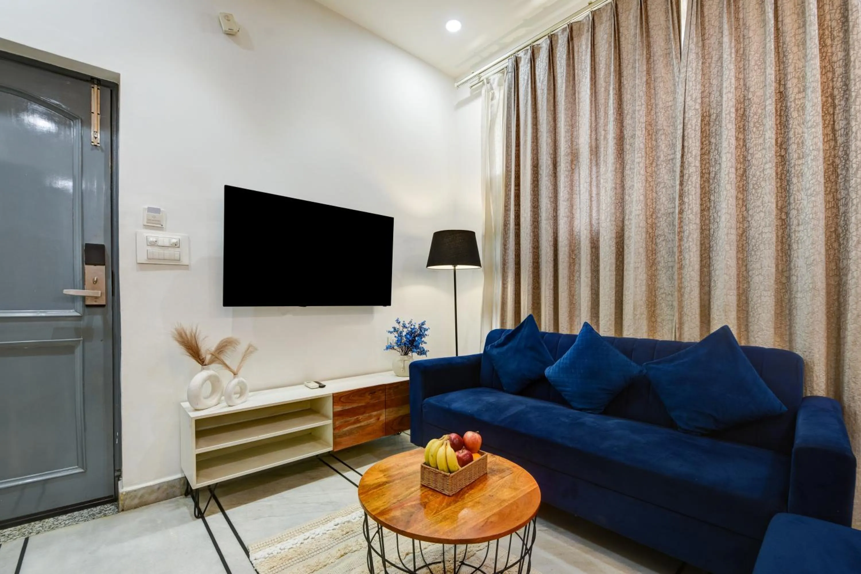 Communal lounge/ TV room in Gallivanto Inn - Rohini