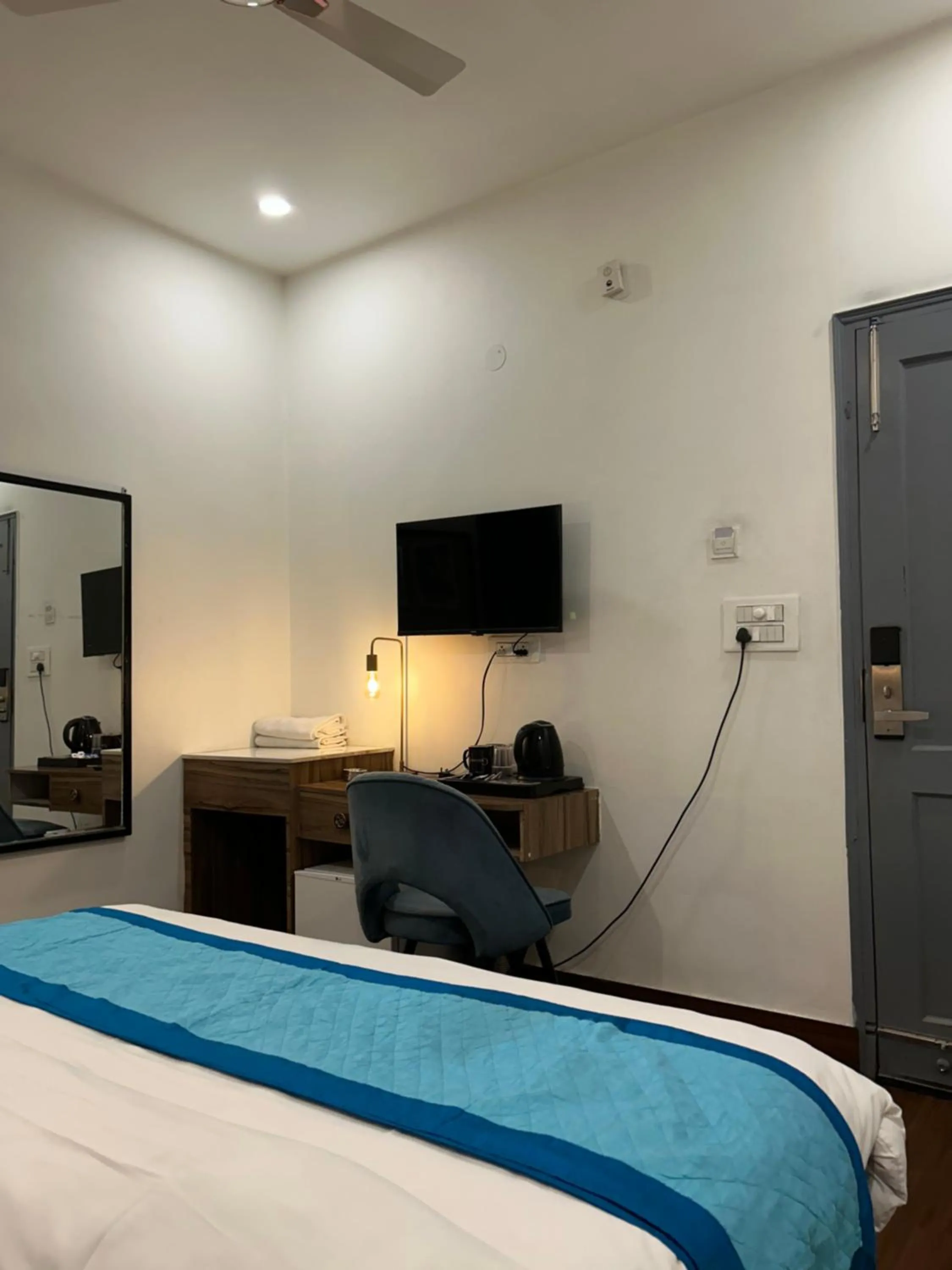 TV and multimedia, Bed in Gallivanto Inn - Rohini