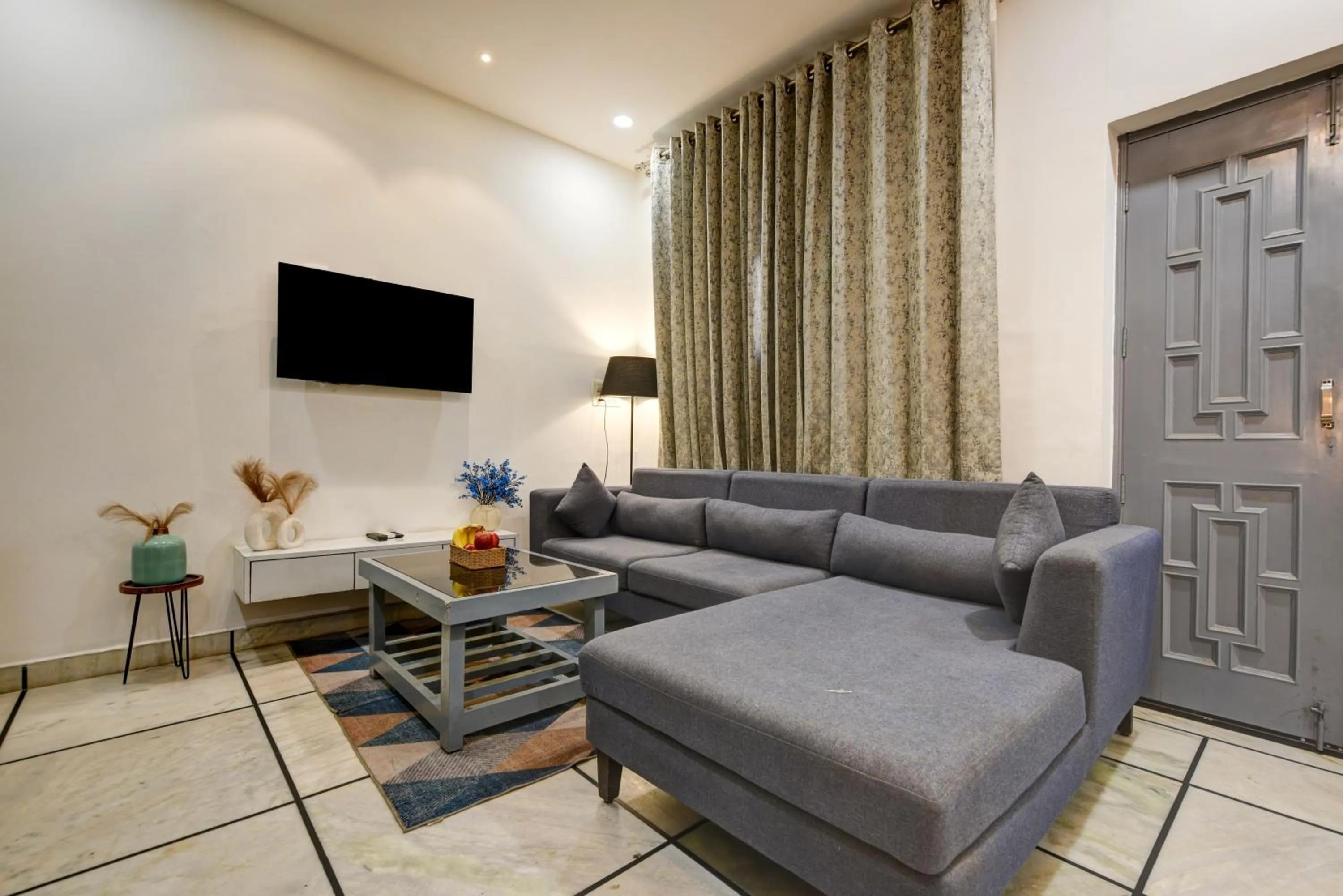 TV and multimedia in Gallivanto Inn - Rohini