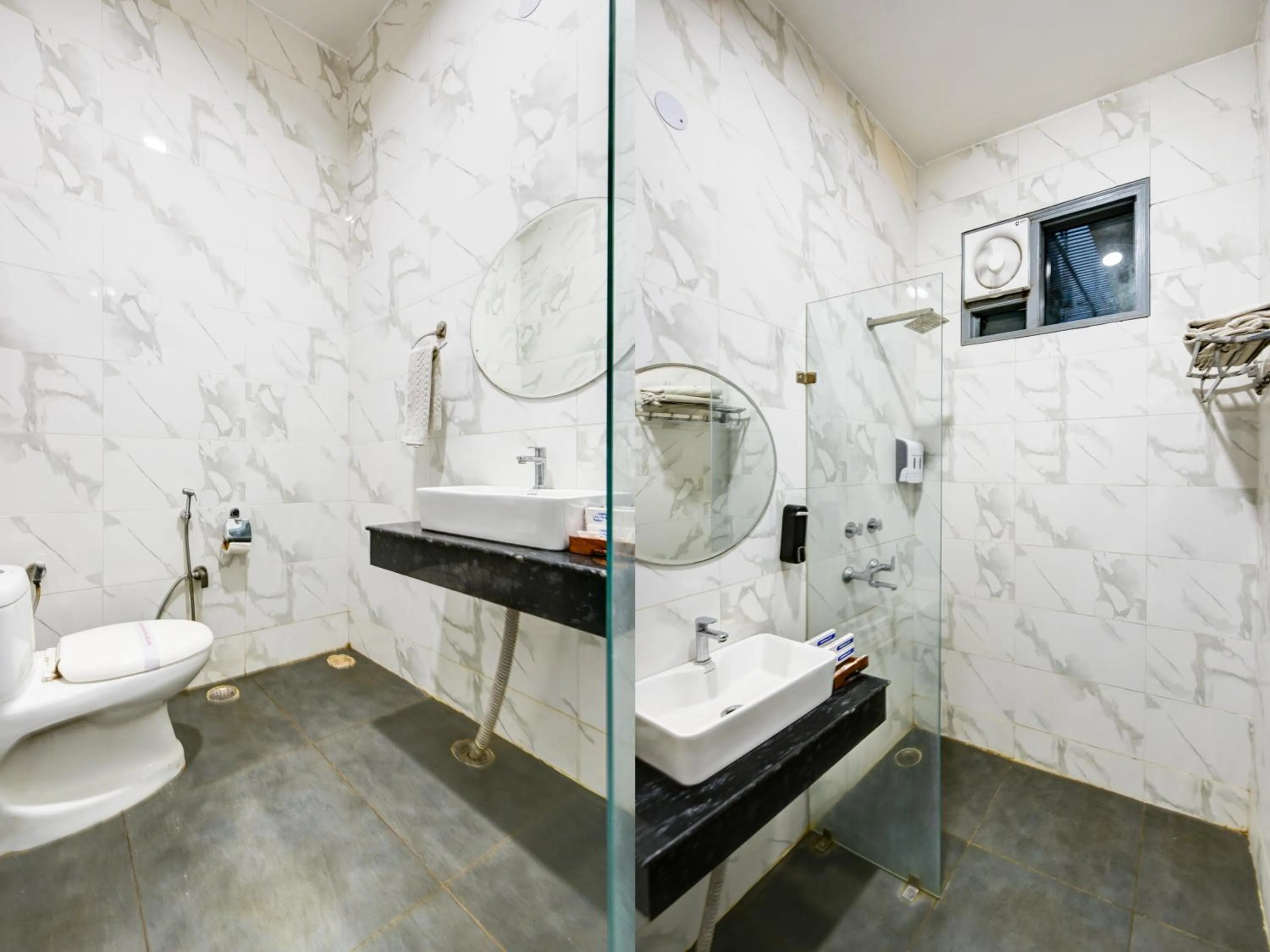 Shower in Gallivanto Inn - Rohini