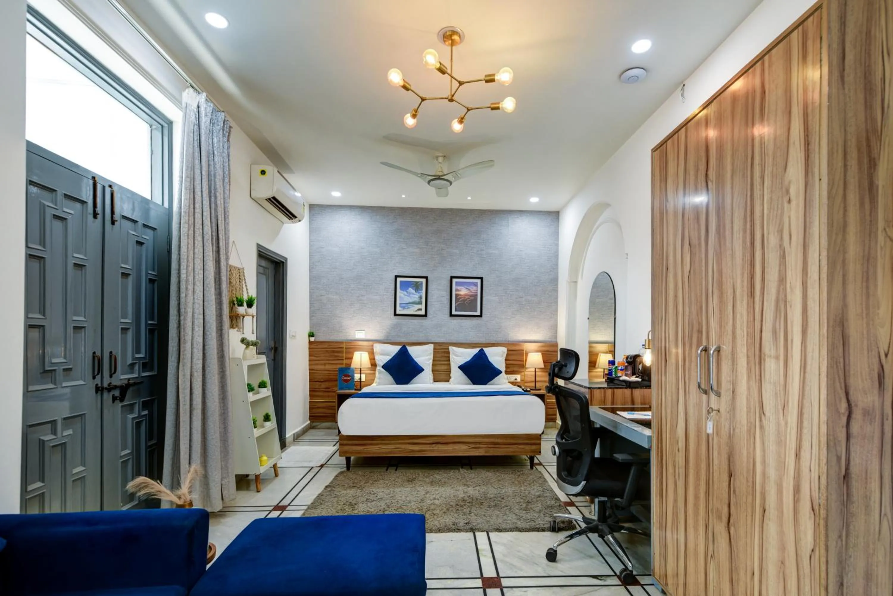 Bedroom, Bed in Gallivanto Inn - Rohini