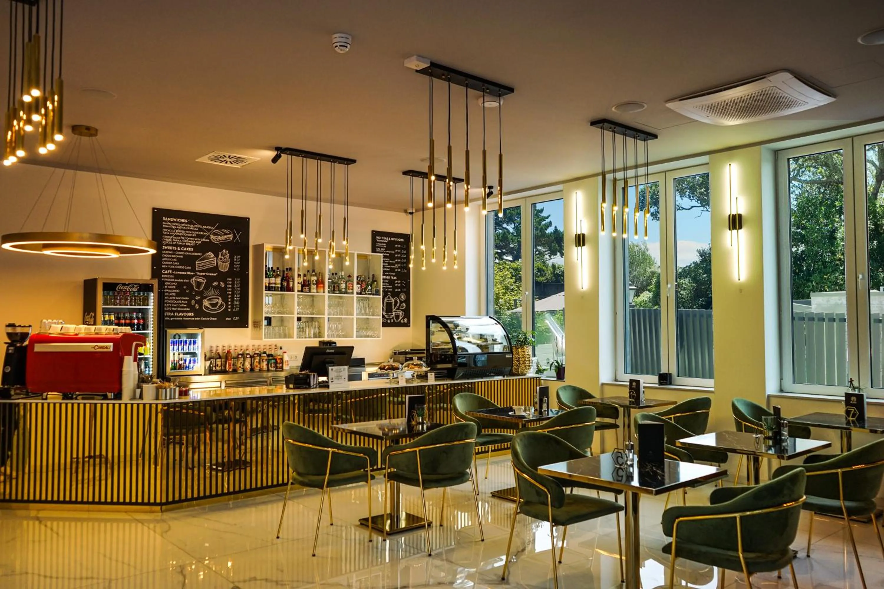 Restaurant/places to eat in M-Pire Hotel Berlin