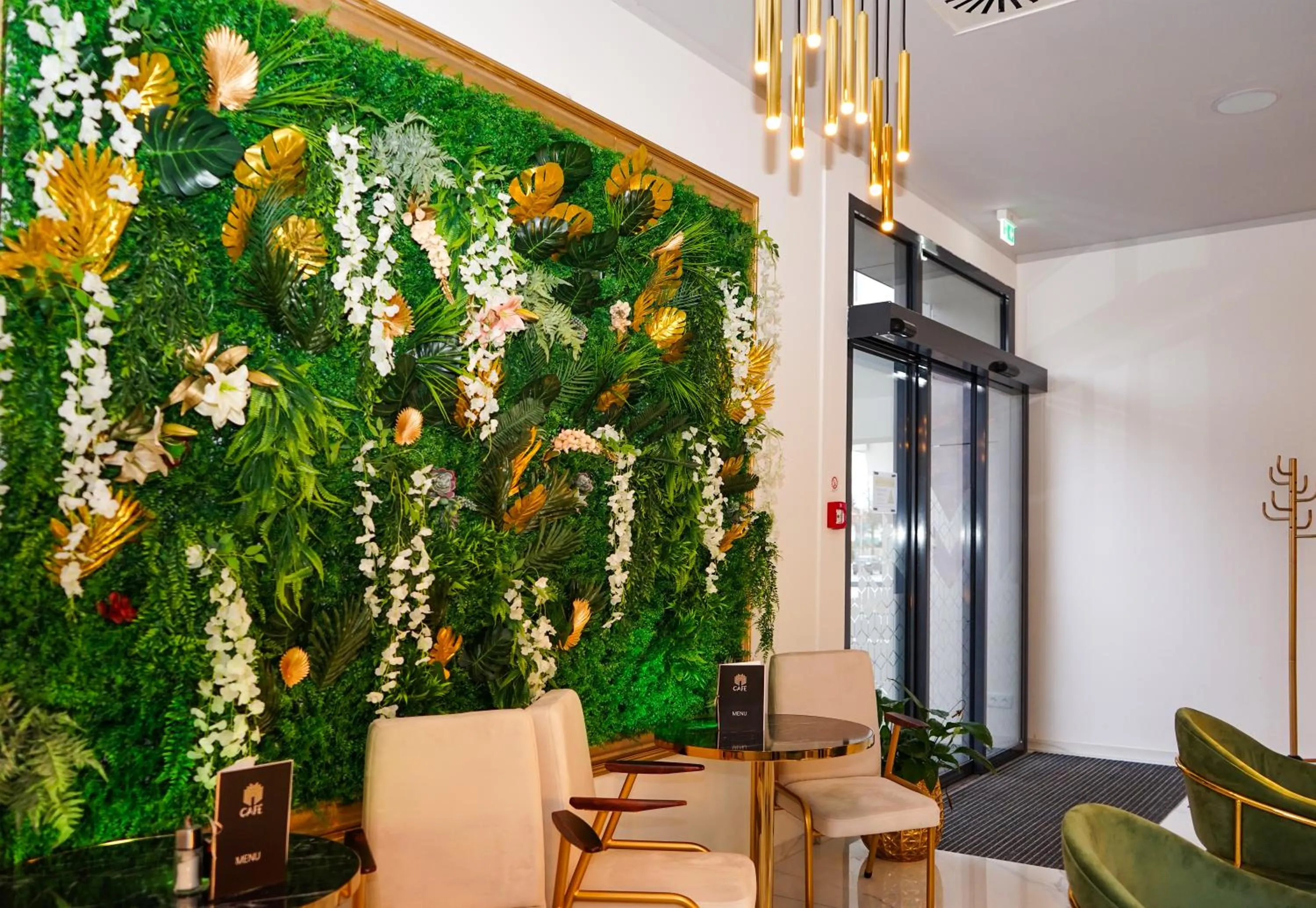 Restaurant/places to eat in M-Pire Hotel Berlin