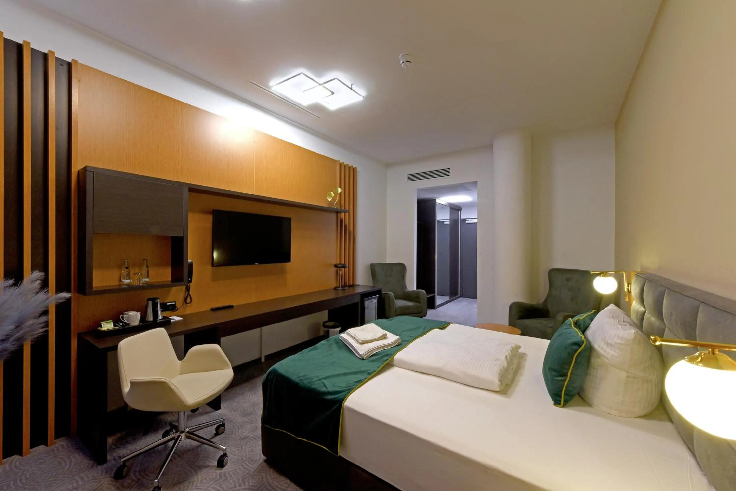 Photo of the whole room, Bed in M-Pire Hotel Berlin