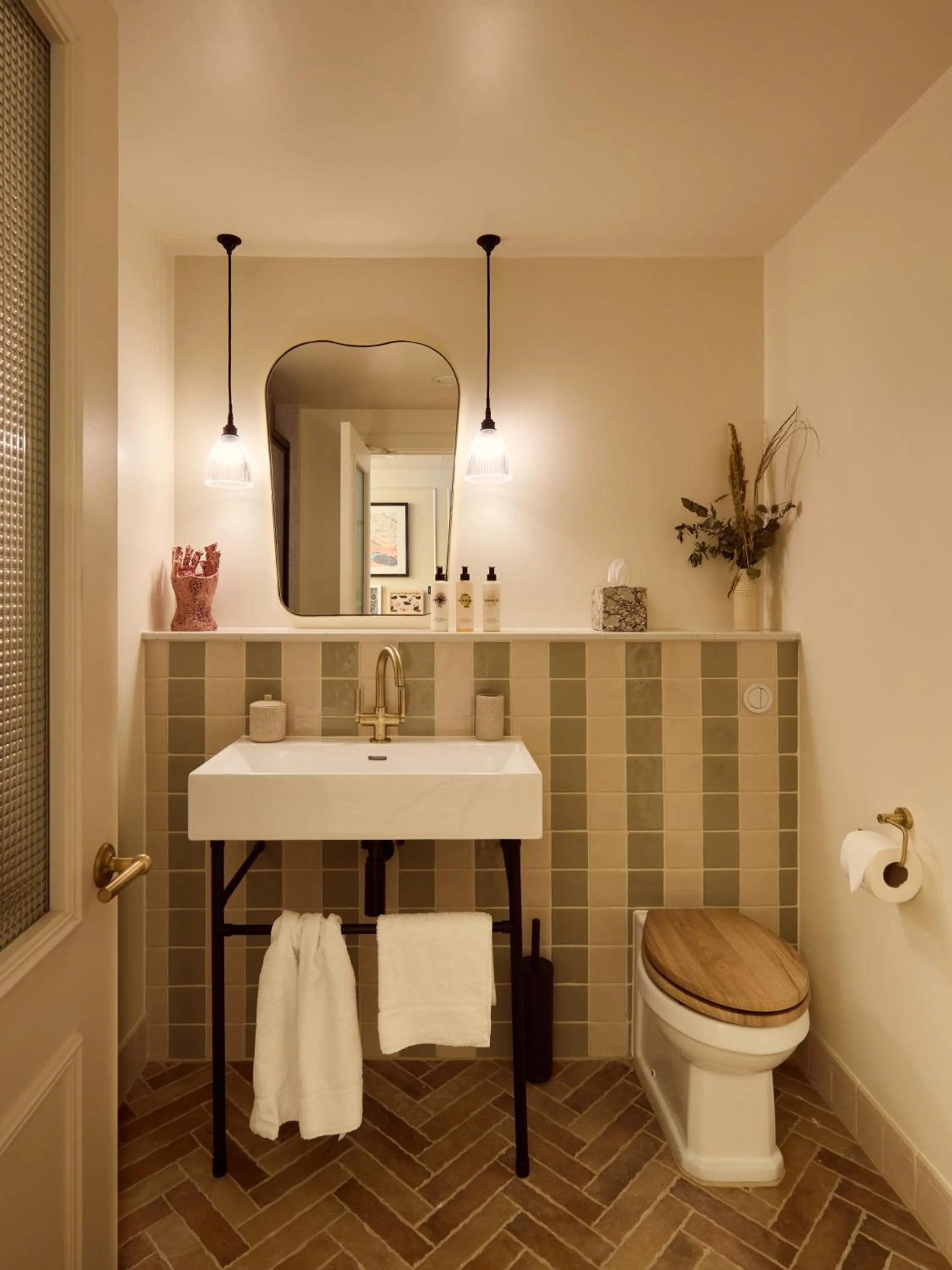 Bathroom in No 42 by GuestHouse, Margate