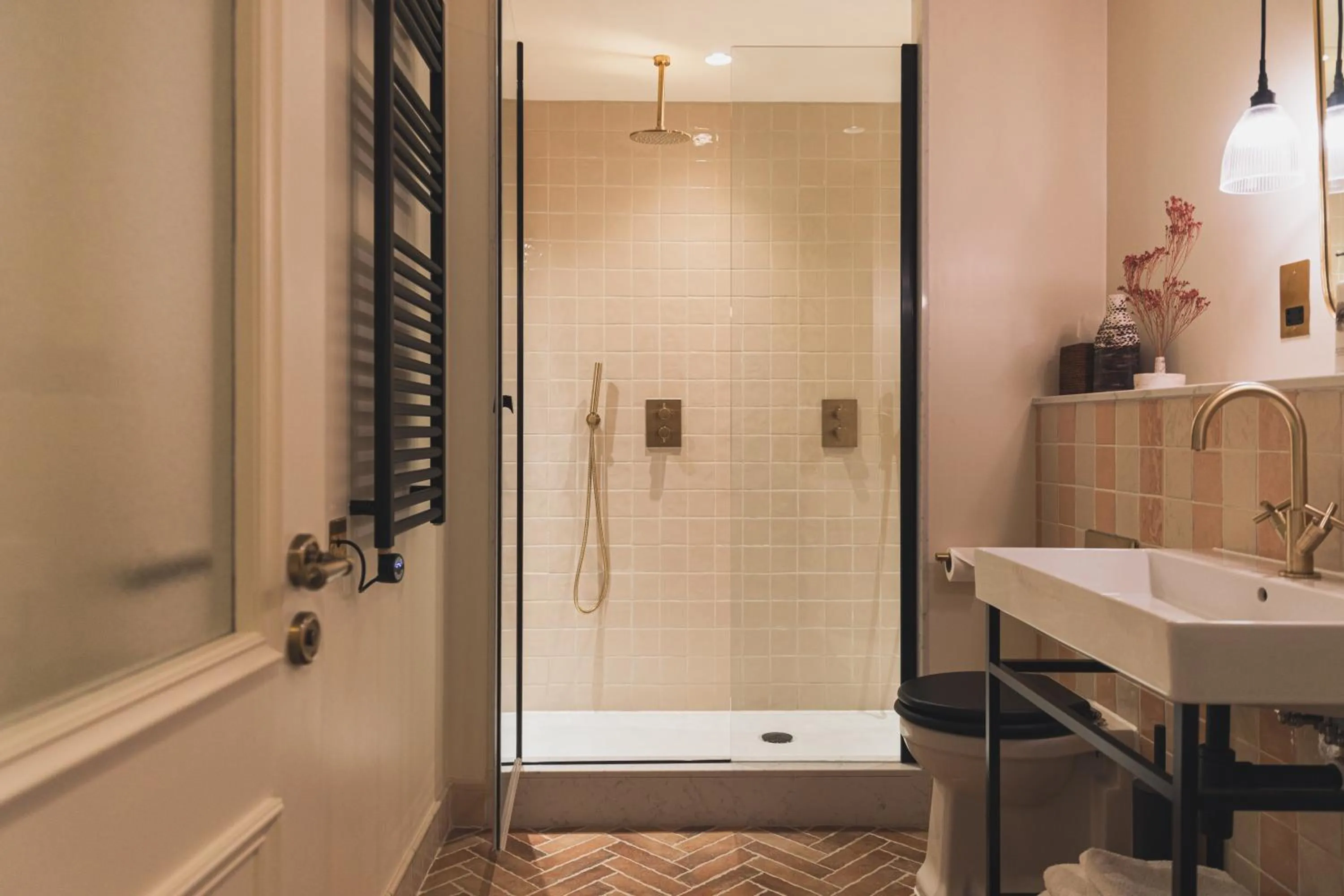 Bathroom in No 42 by GuestHouse, Margate