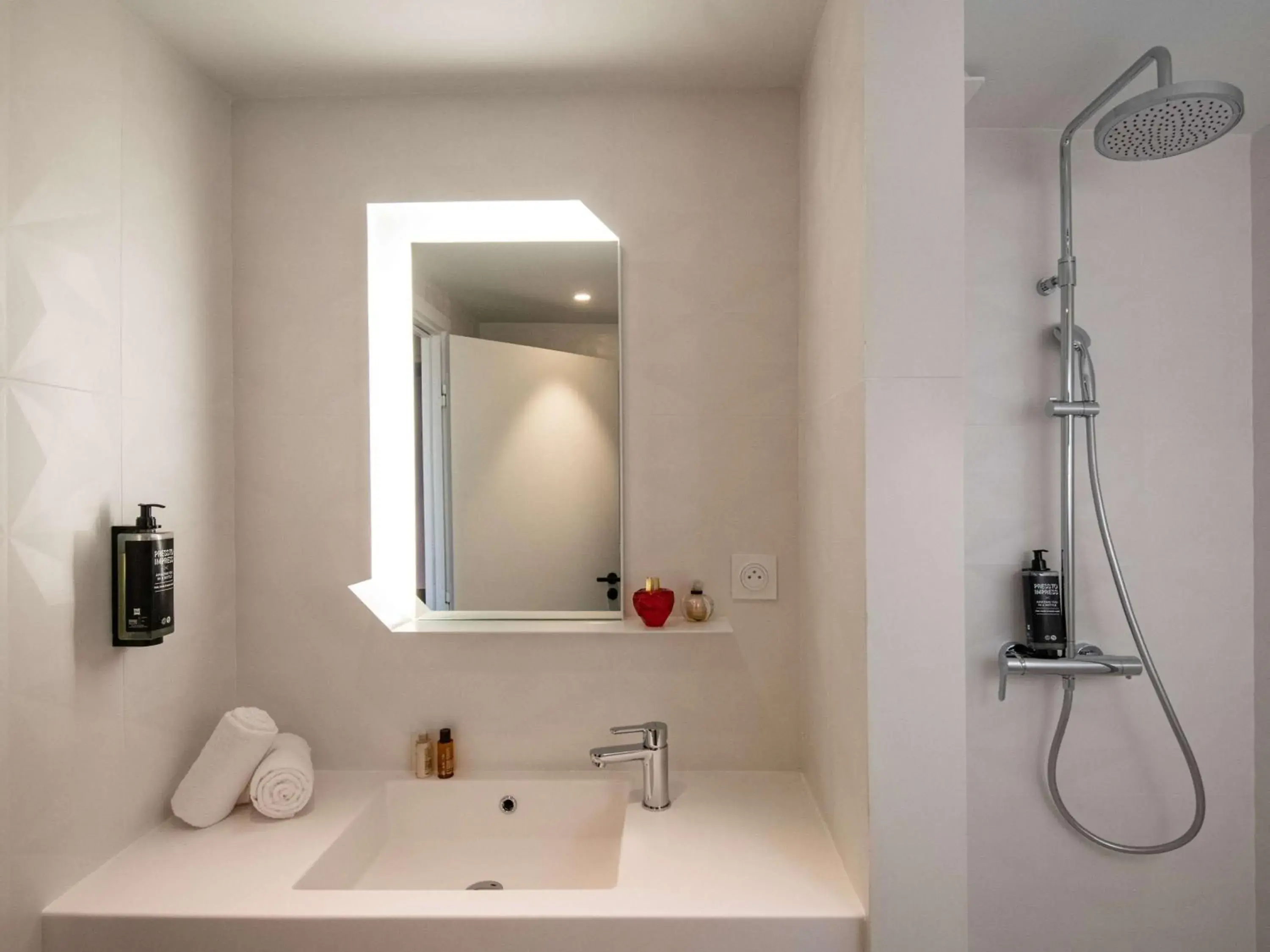 Bathroom in ibis Styles Porto Vecchio Bathroom in ibis Styles Porto Vecchio