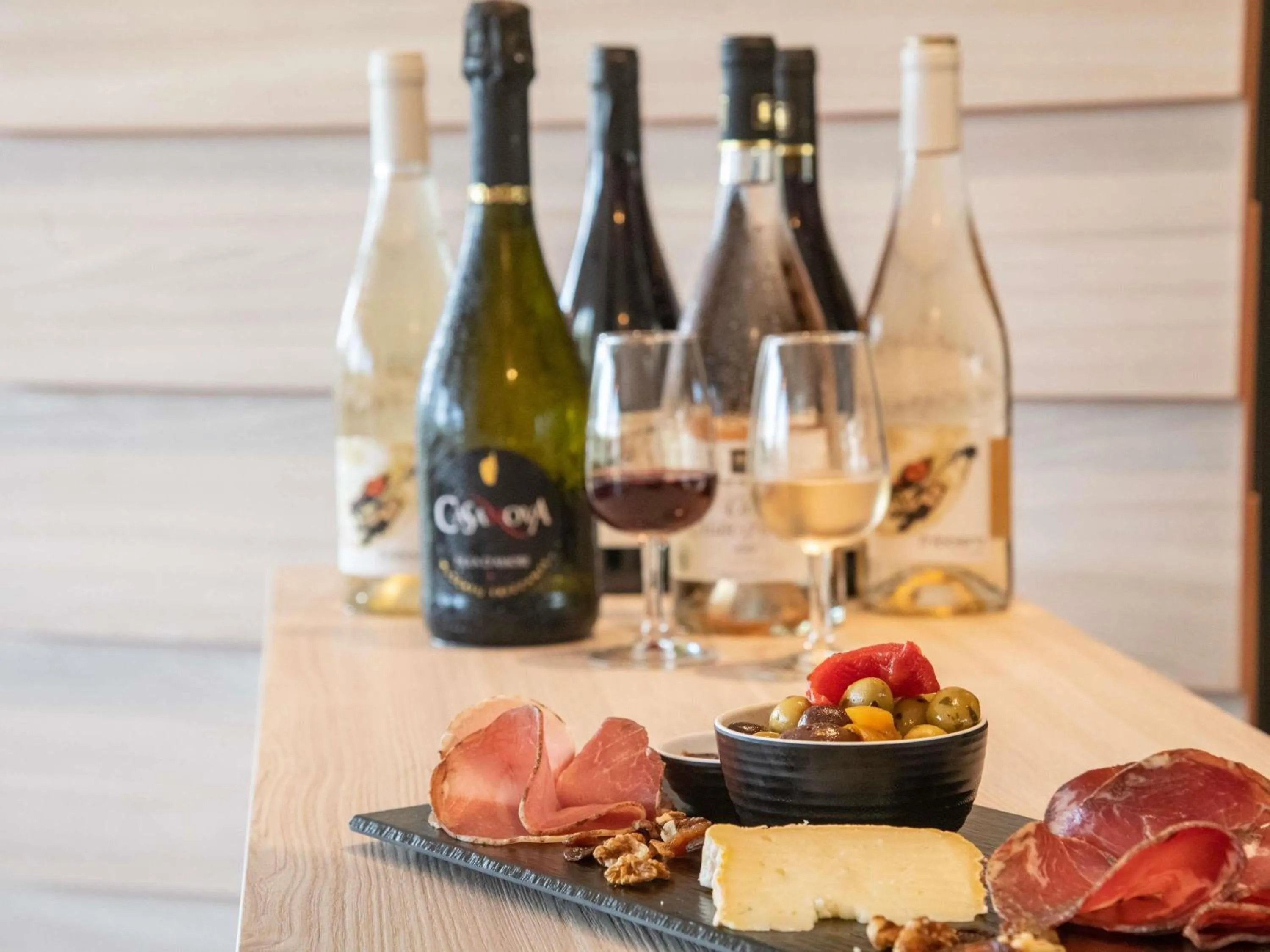 Lounge or bar in ibis Styles Porto Vecchio