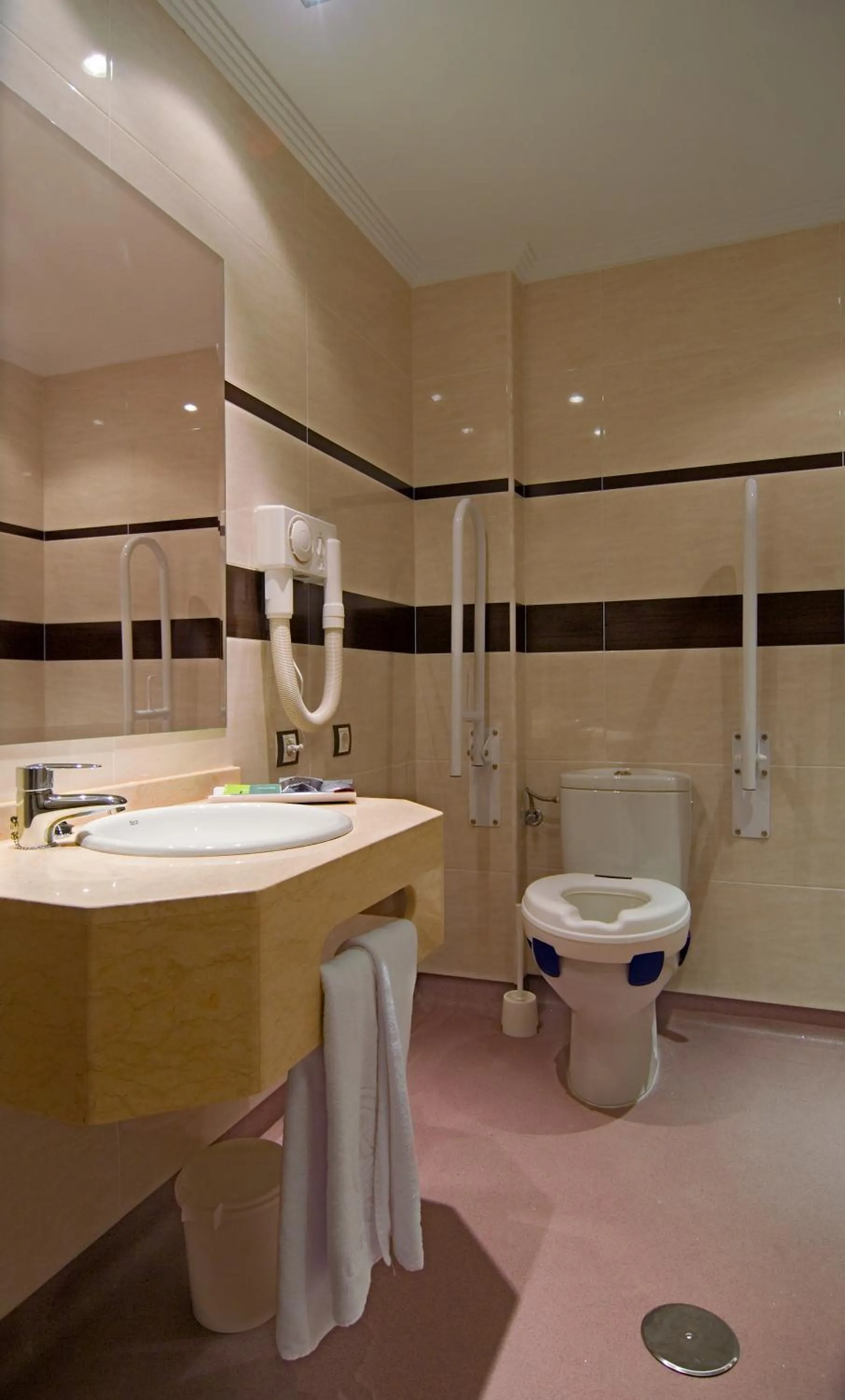 Bathroom in Hotel Castro Real