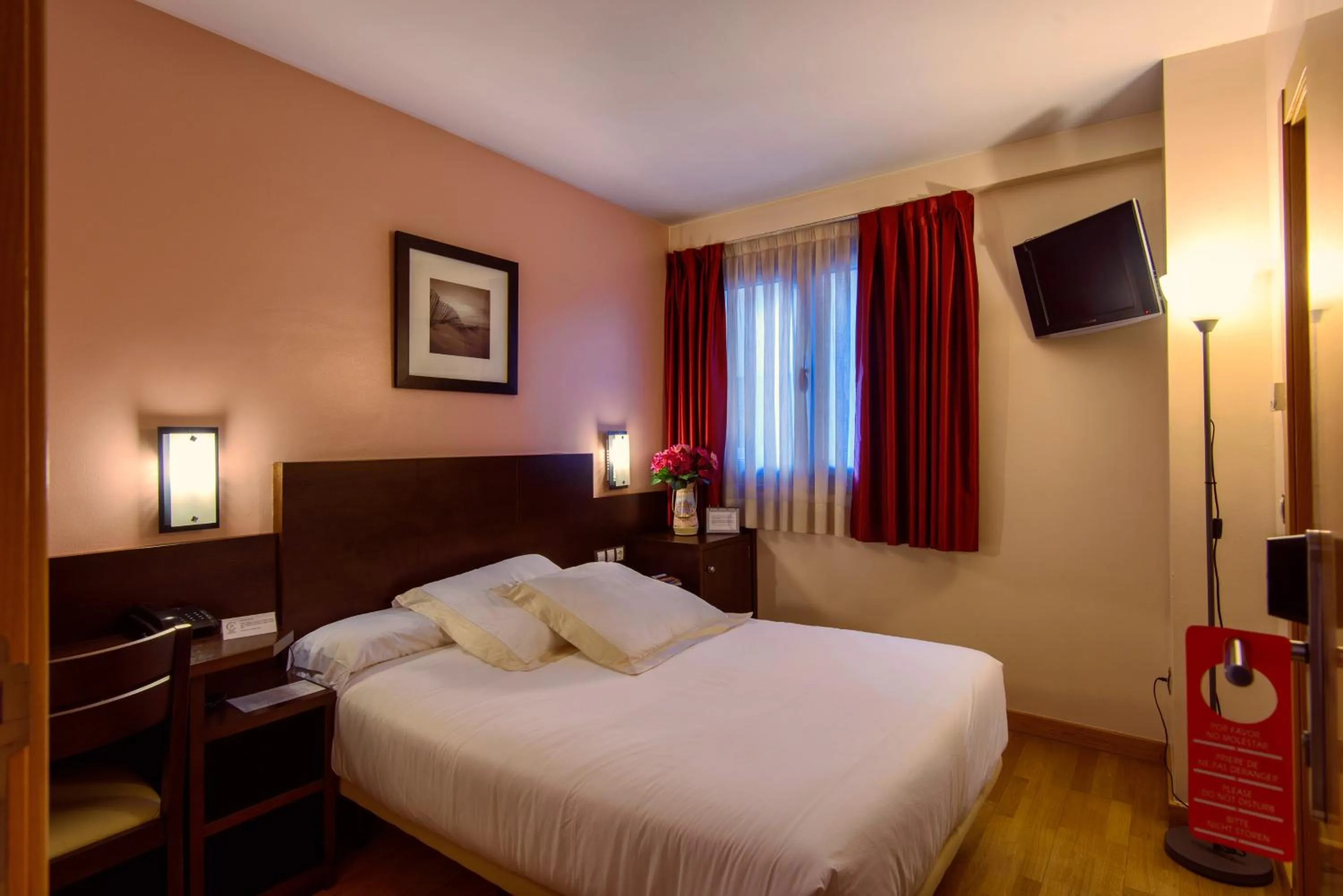 Photo of the whole room, Bed in Hotel Castro Real