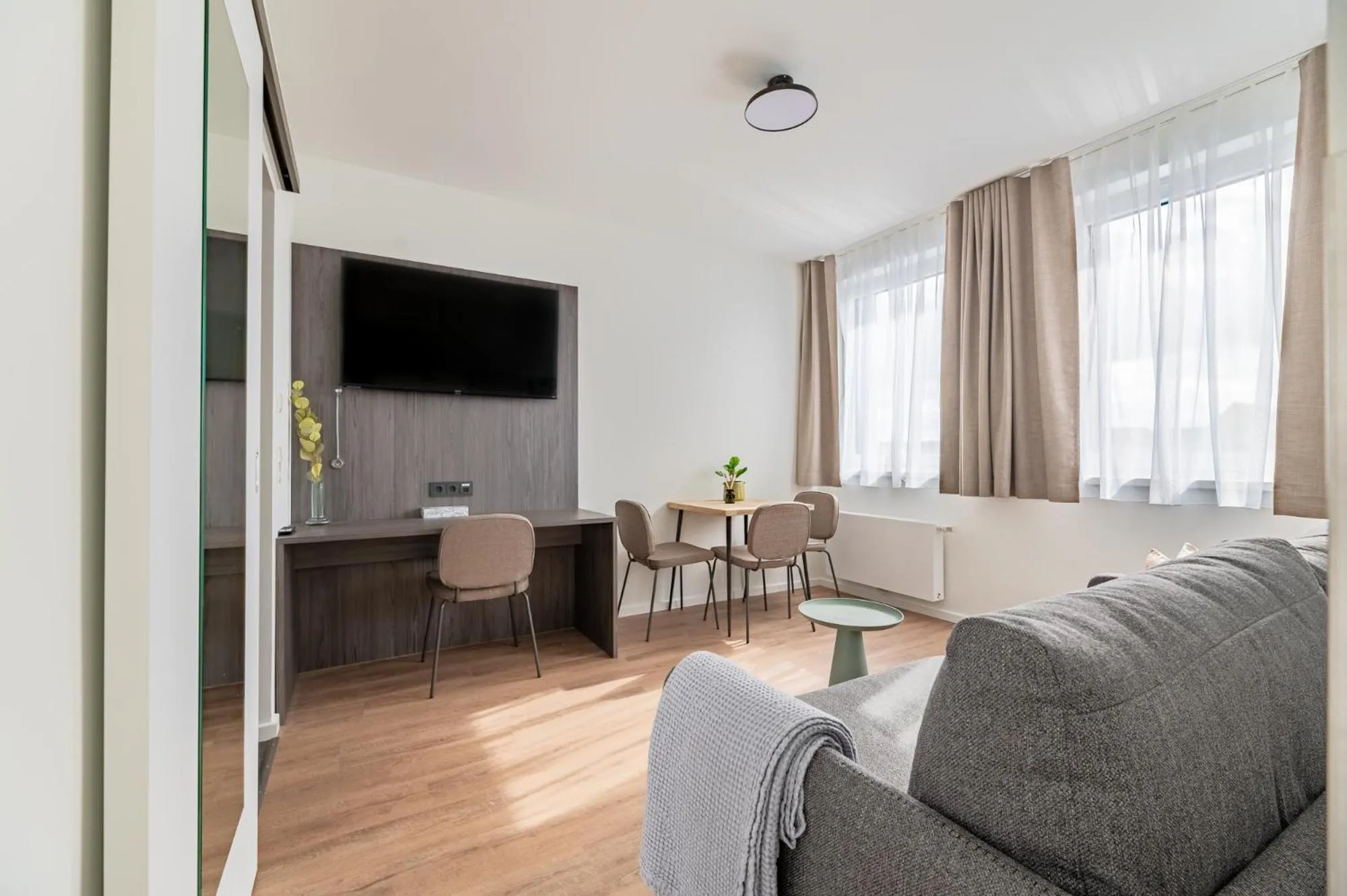 TV and multimedia in Limehome Bremerhaven Kantstraße