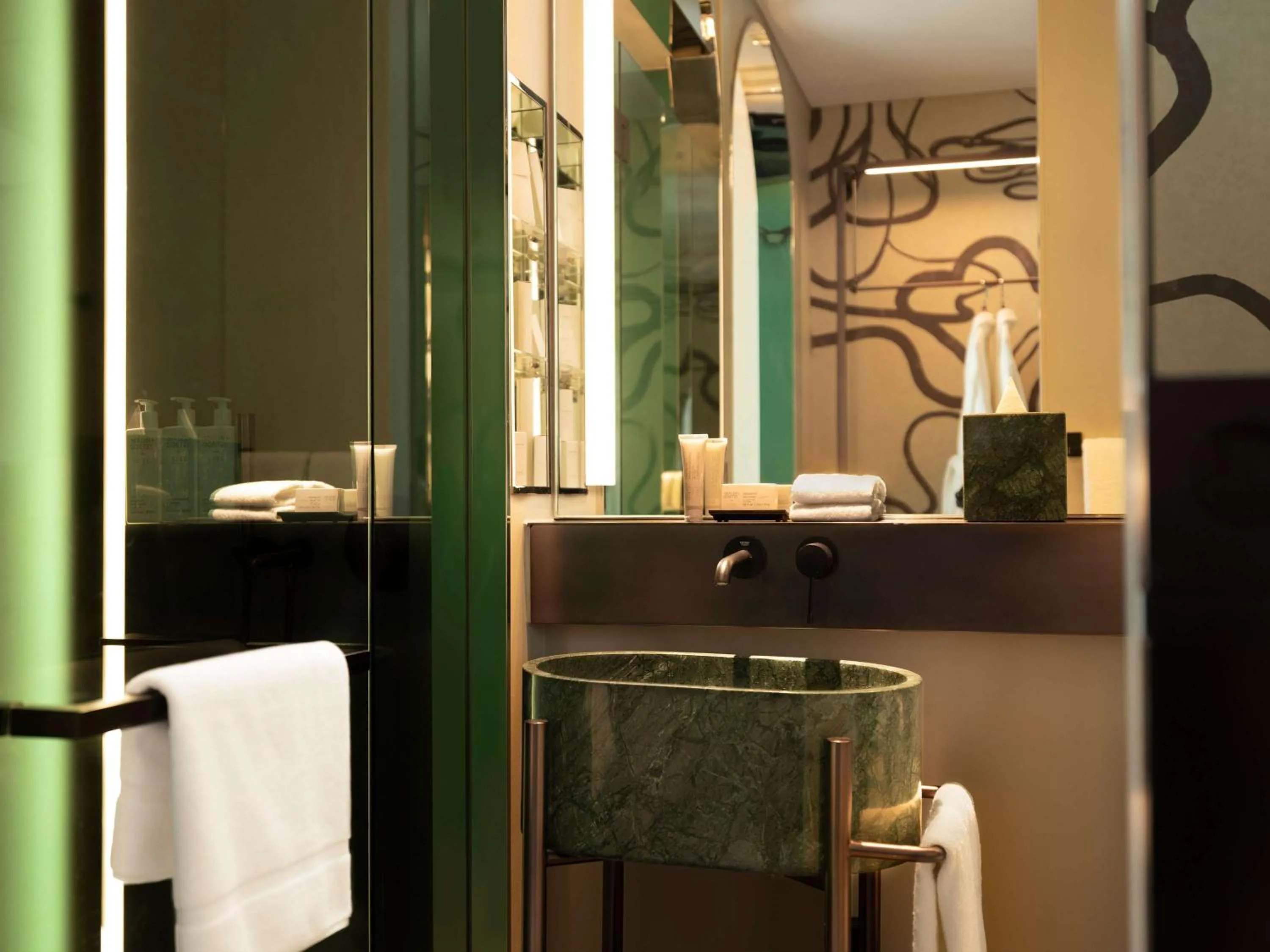 Executive King with Club Benefits in Mondrian Singapore Duxton